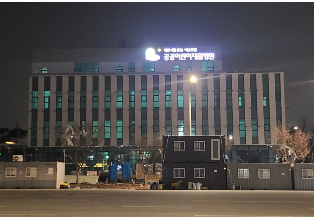 간판 탑 인테리어 금속창호