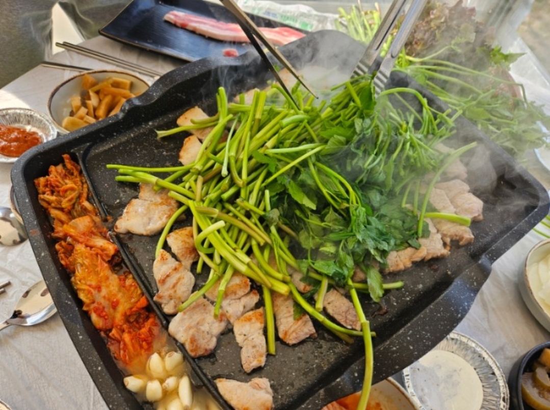 원동미나리삼겹살 더쉼카페앤펍