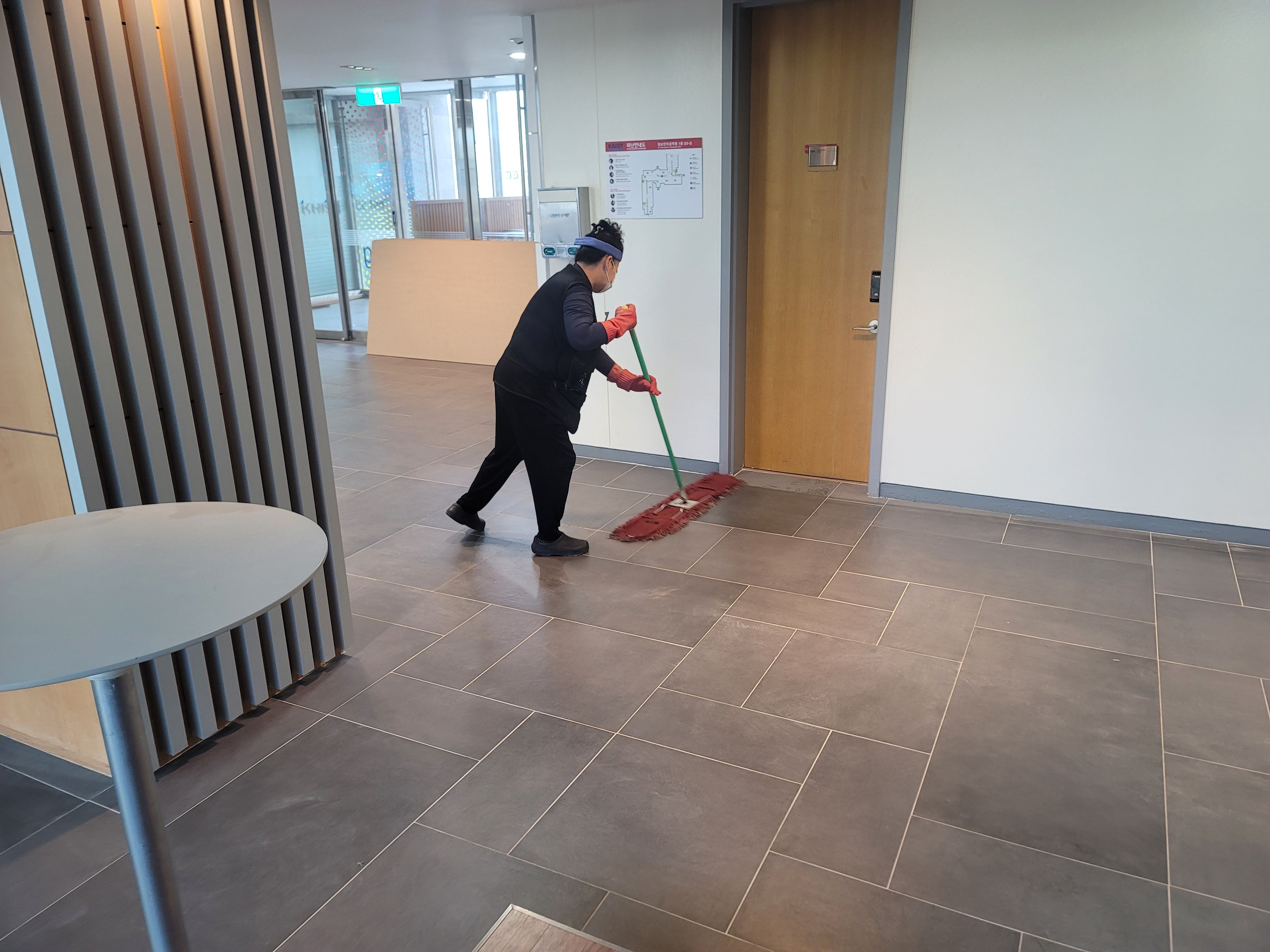 상가 관공서 사무실 입주 준공 후드 유리 소독 대표 이미지