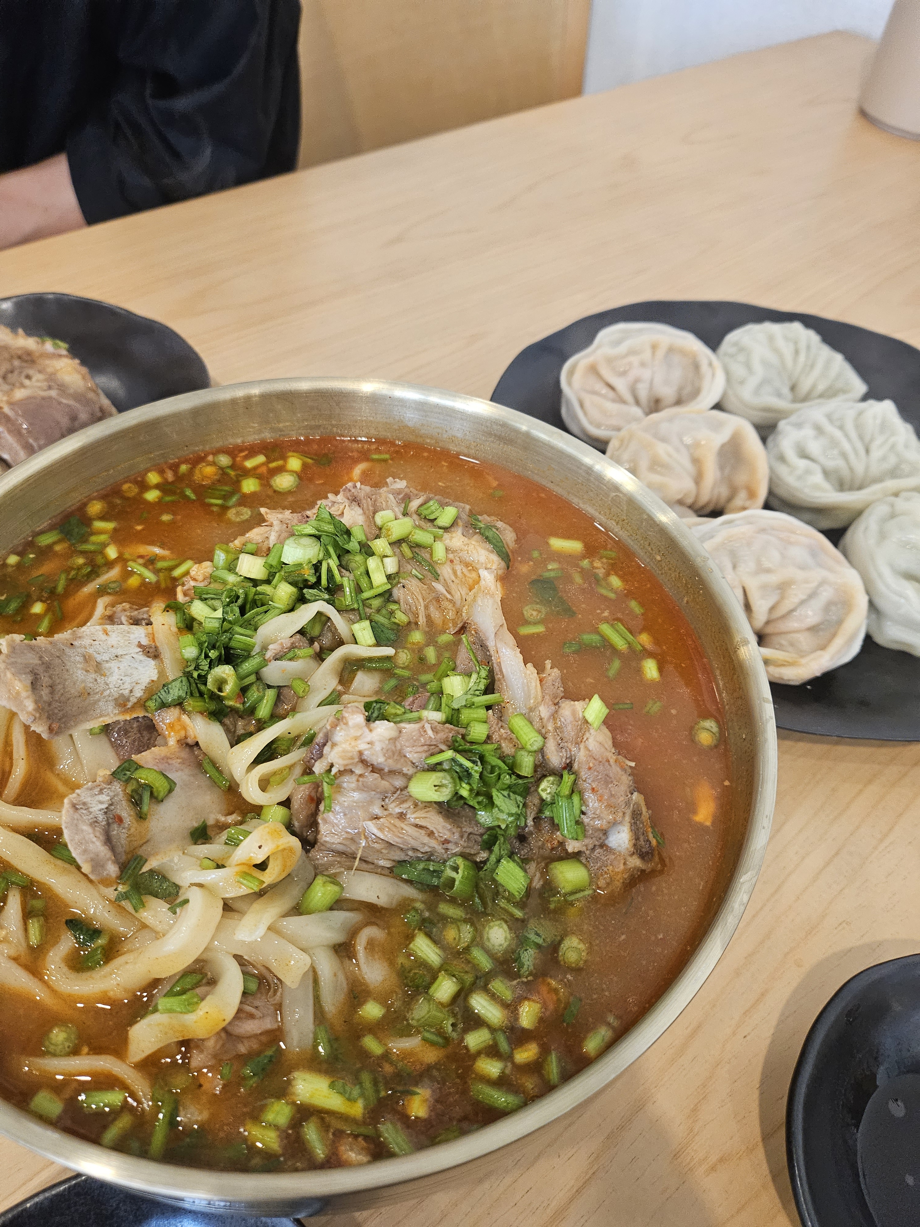 뼈대있는 칼국수