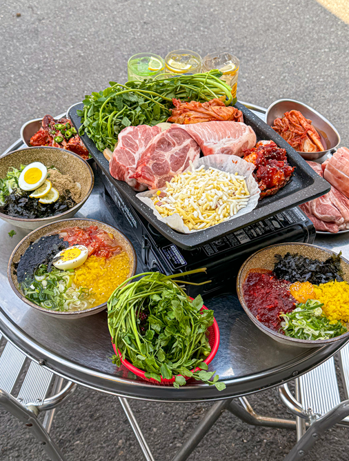 가까운 삼겹살전문점 서울 마포구 오겹살 돼지껍데기 돼지뒷고기 항정살 통삼겹 한돈 목살 김숙성 마포역점
