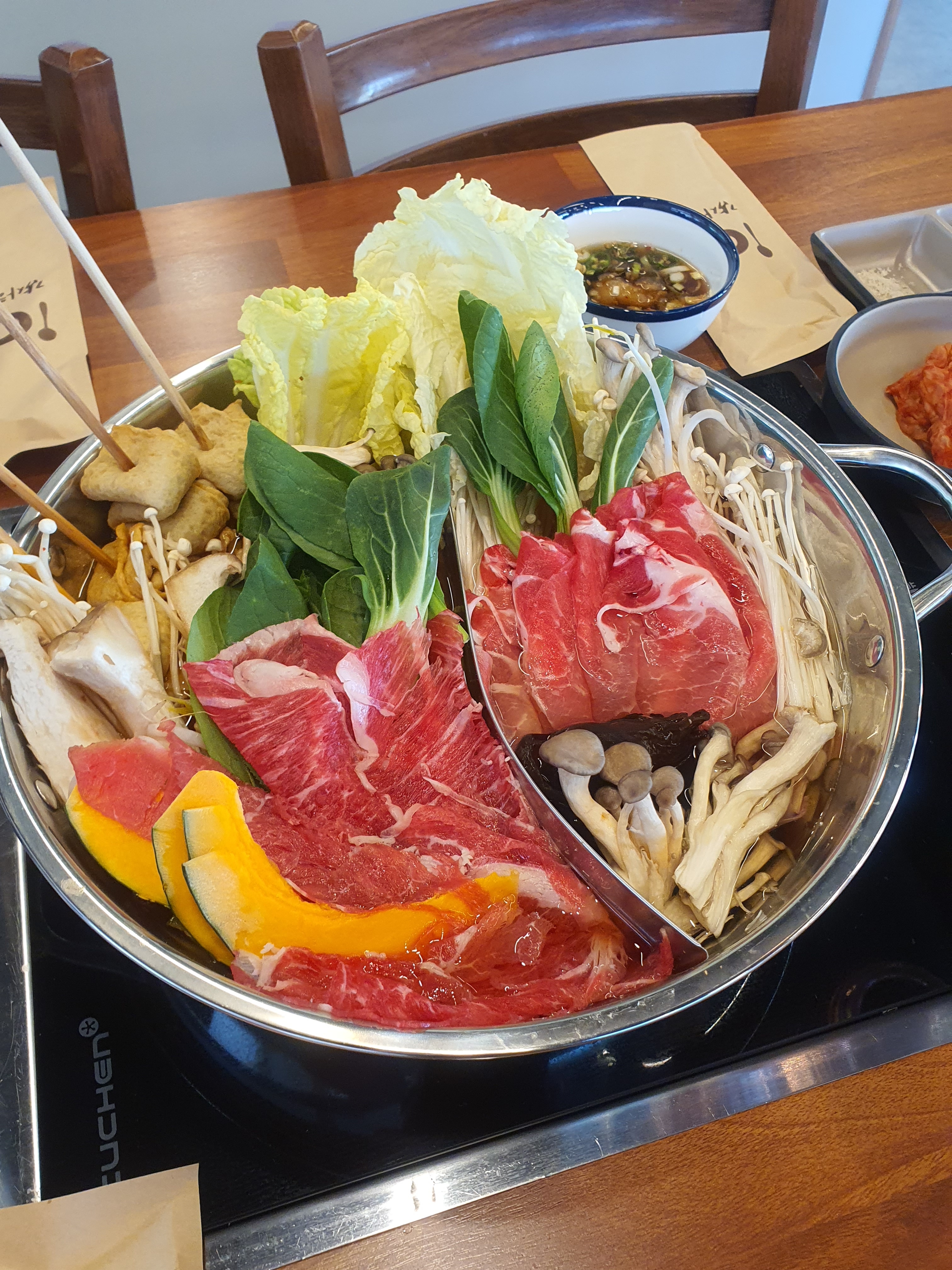 공룡고기&편백샤브샤브 김해주촌점