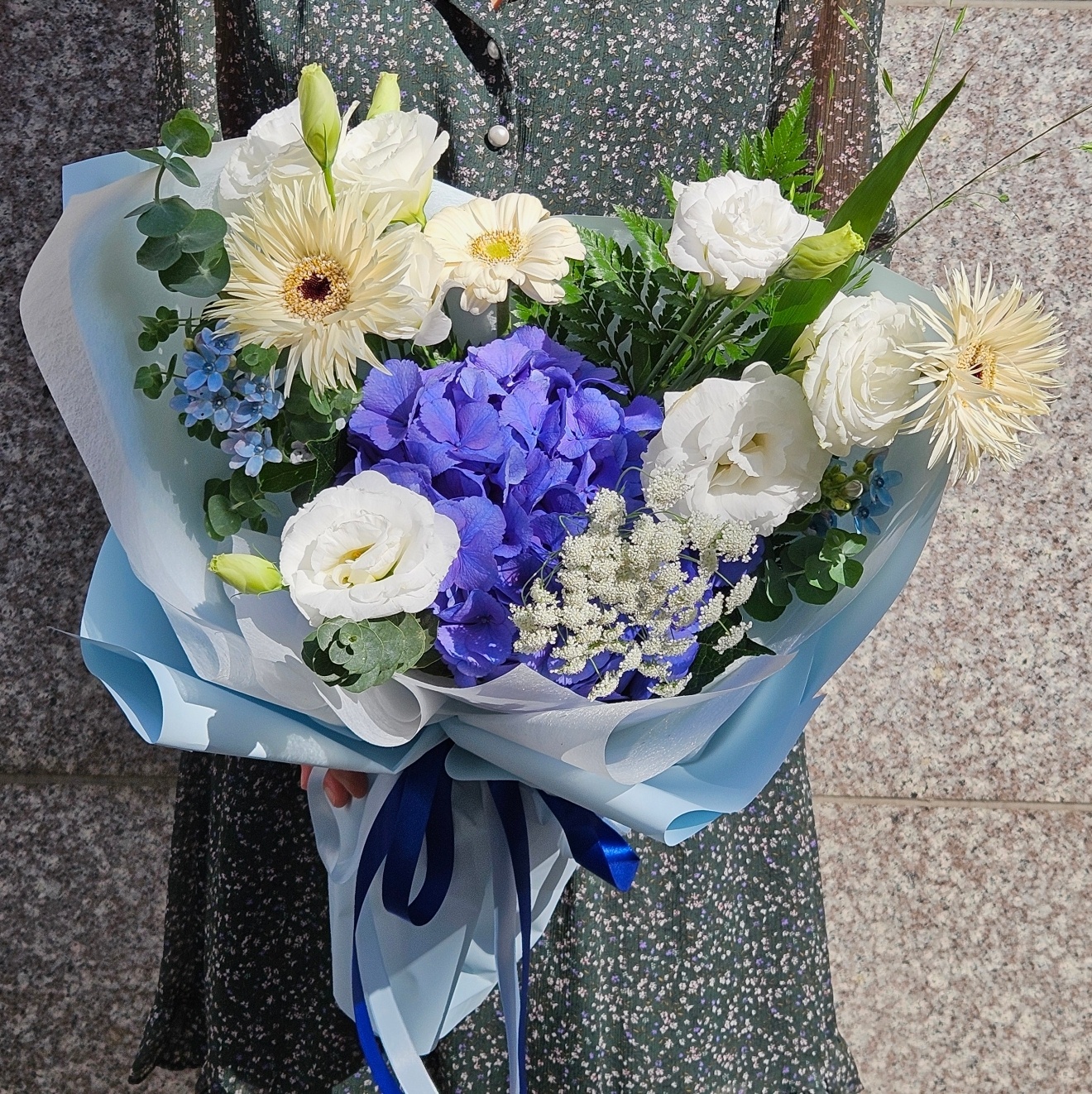 슬며들다.꽃