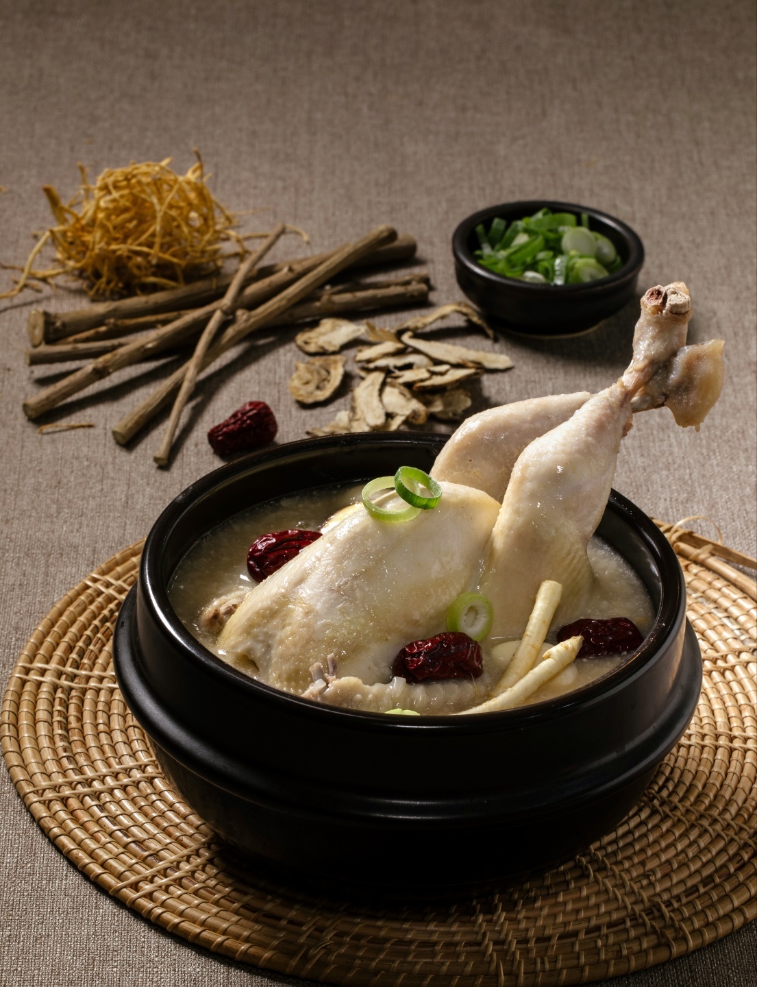 한방삼계탕 (고급약재로 기력회복)