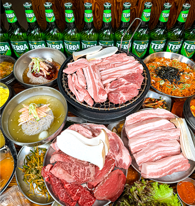 가까운 삼겹살식당 서울 종로구 오겹살 돼지껍데기 돼지뒷고기 항정살 통삼겹 한돈 목살 고기꾼김춘배 종로직영점
