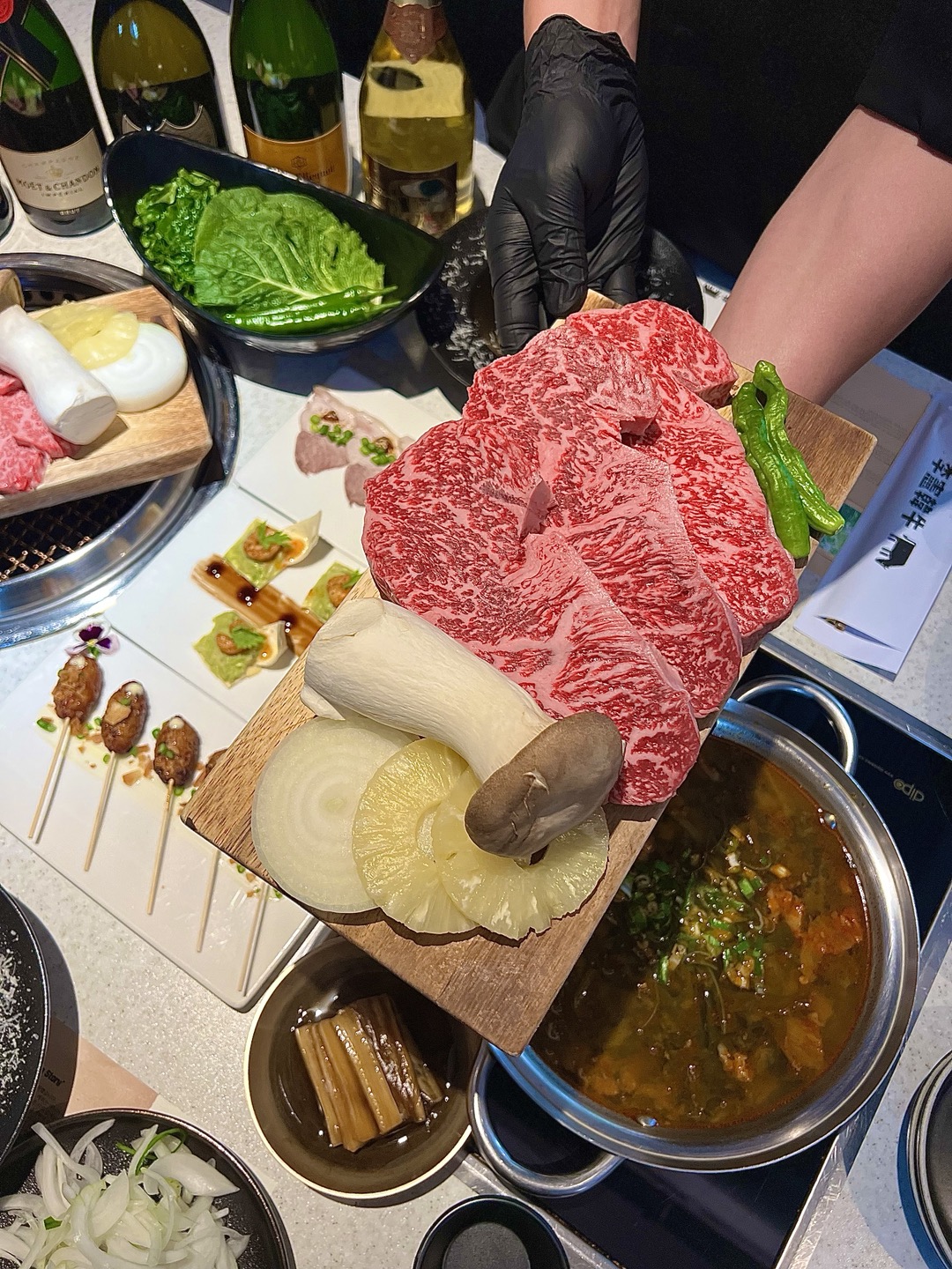 이헌한우두번째이야기 한우다이닝 상무지구 쌍촌점 내부 또는 관련 모습