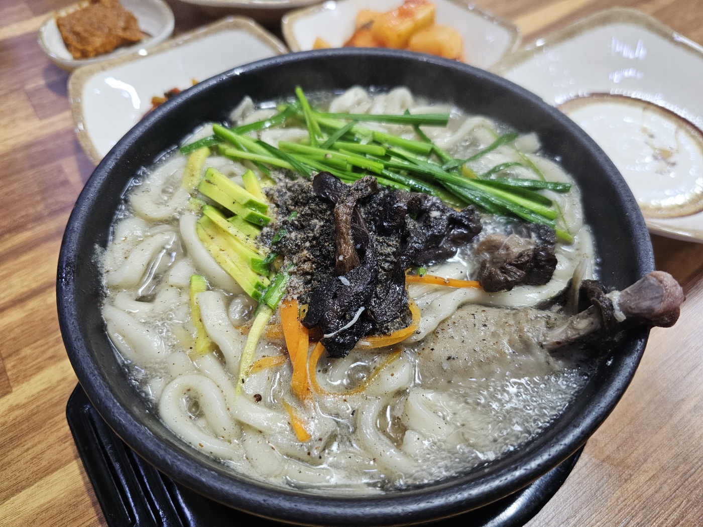 산야초능이칼국수