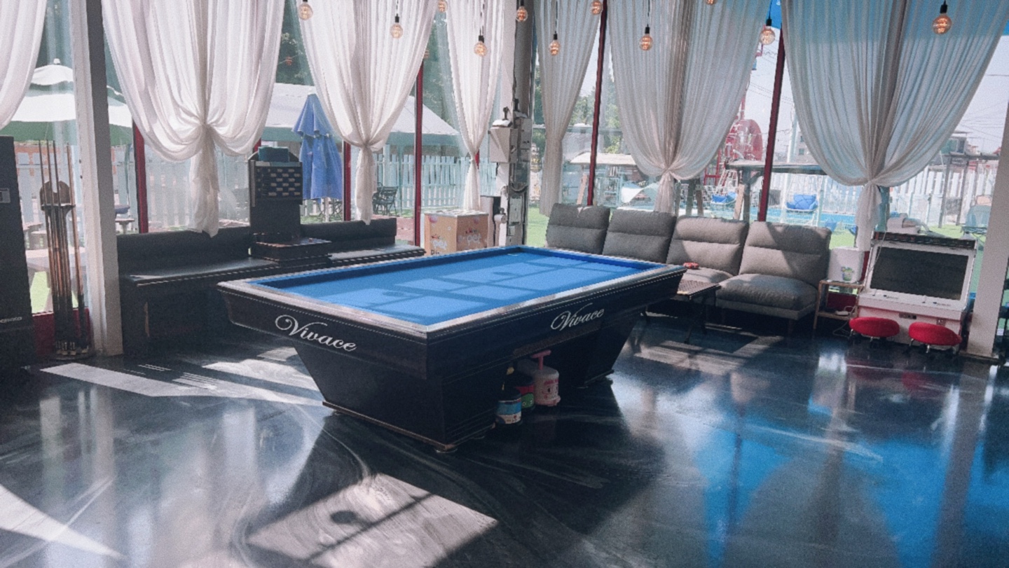 오늘도 난 삐딱하개 대표 이미지