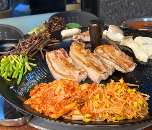 737 솥뚜껑 삼겹살 내부 또는 관련 모습