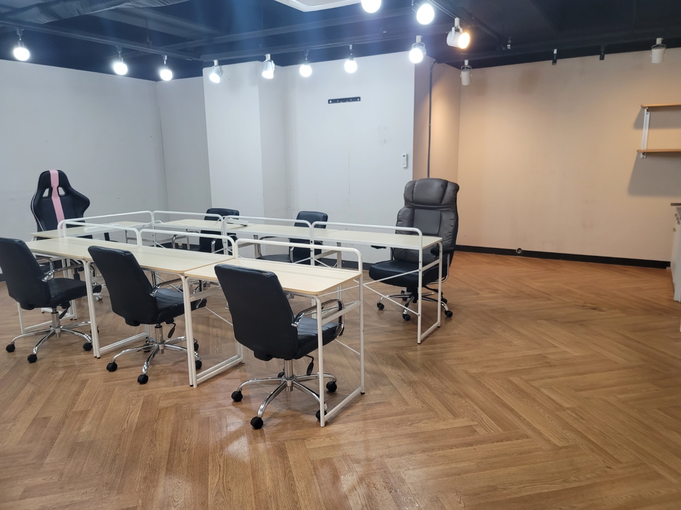 알큐 업무 회의실 대표 이미지