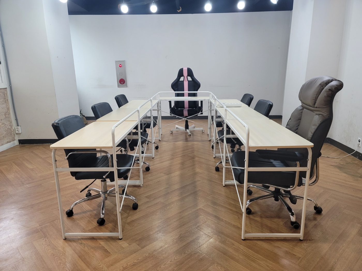 알큐 업무 회의실 대표 이미지