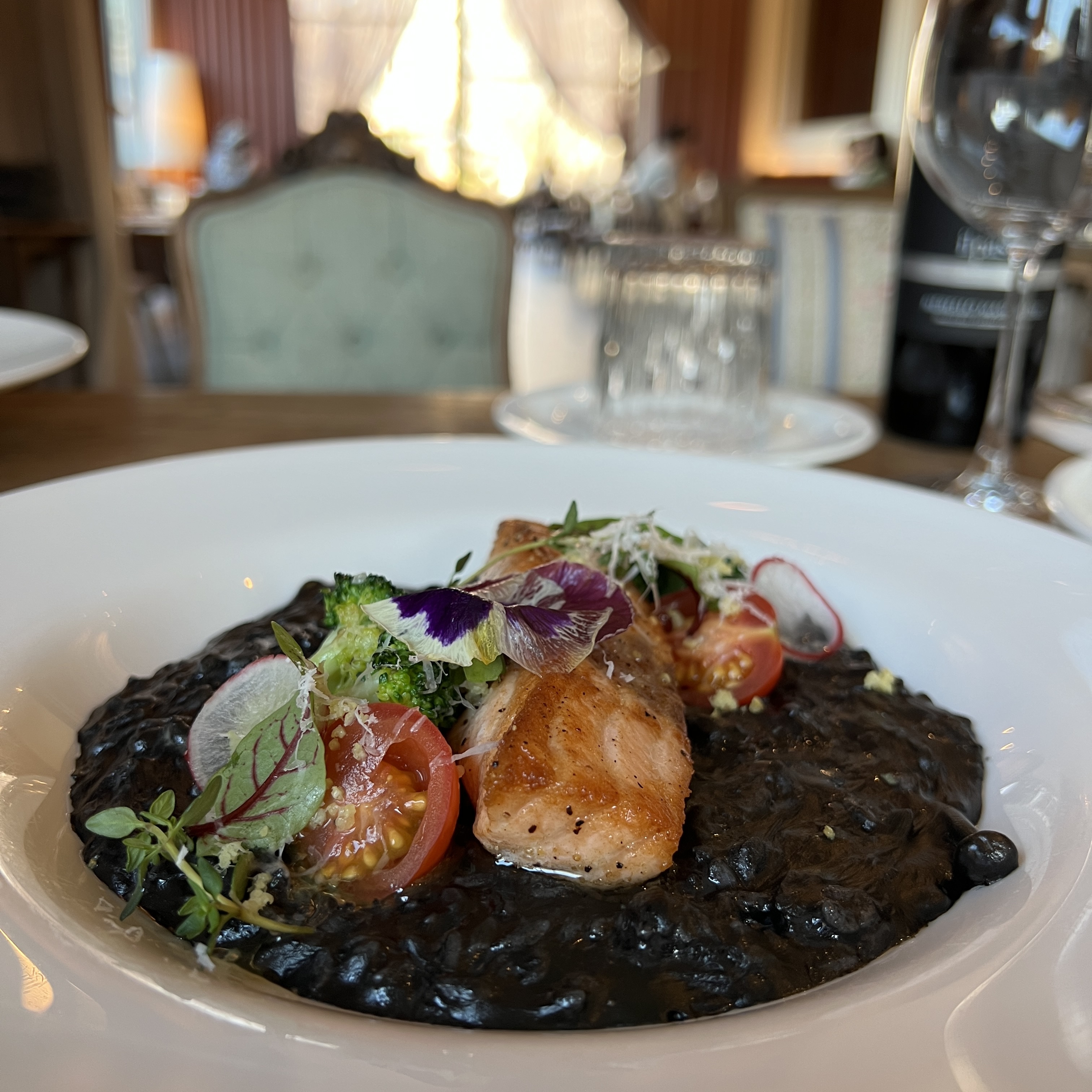 스테이564의 아름다운 정원과 건물 전경