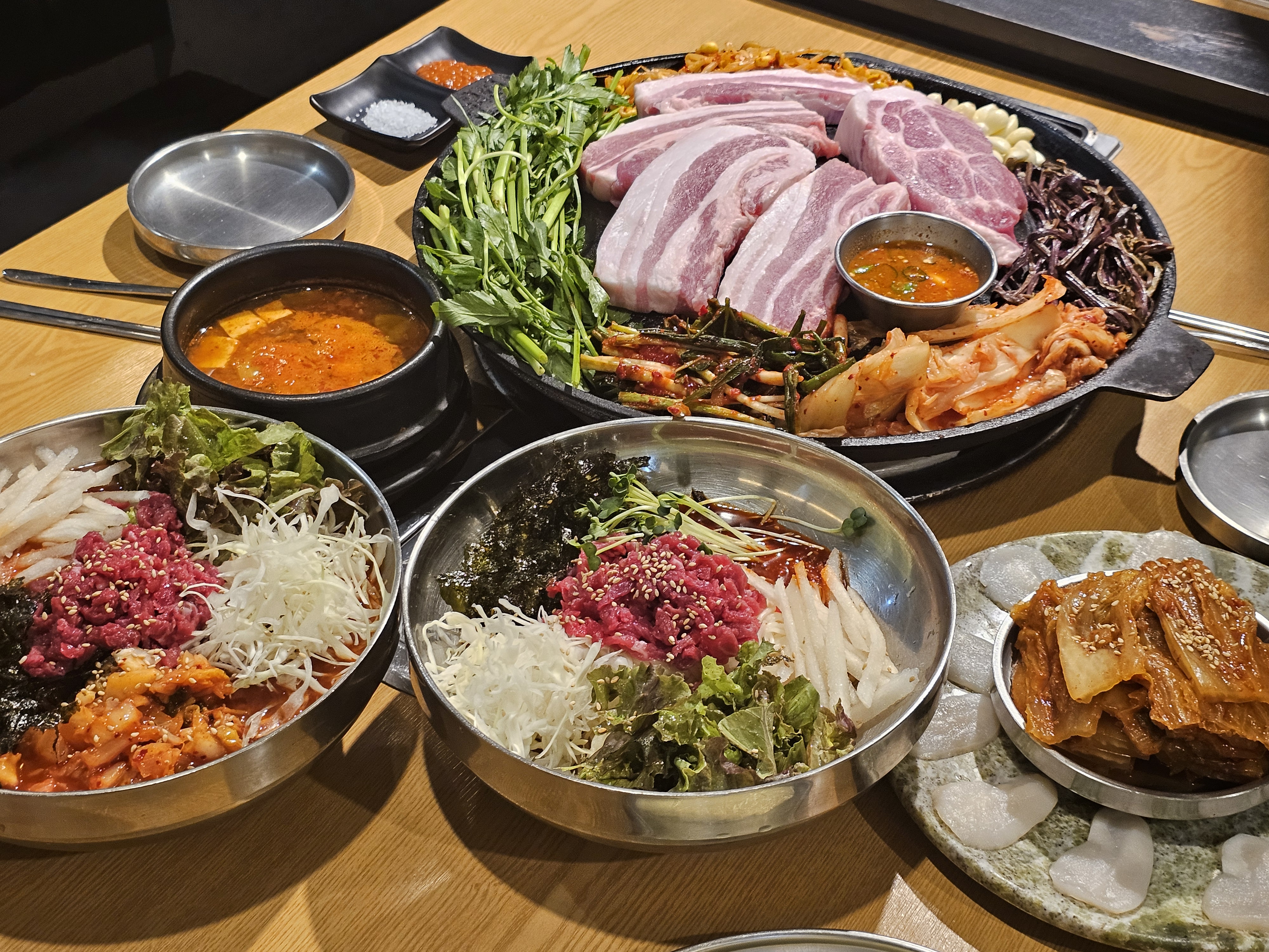 온유월솥뚜껑삼겹살 본점