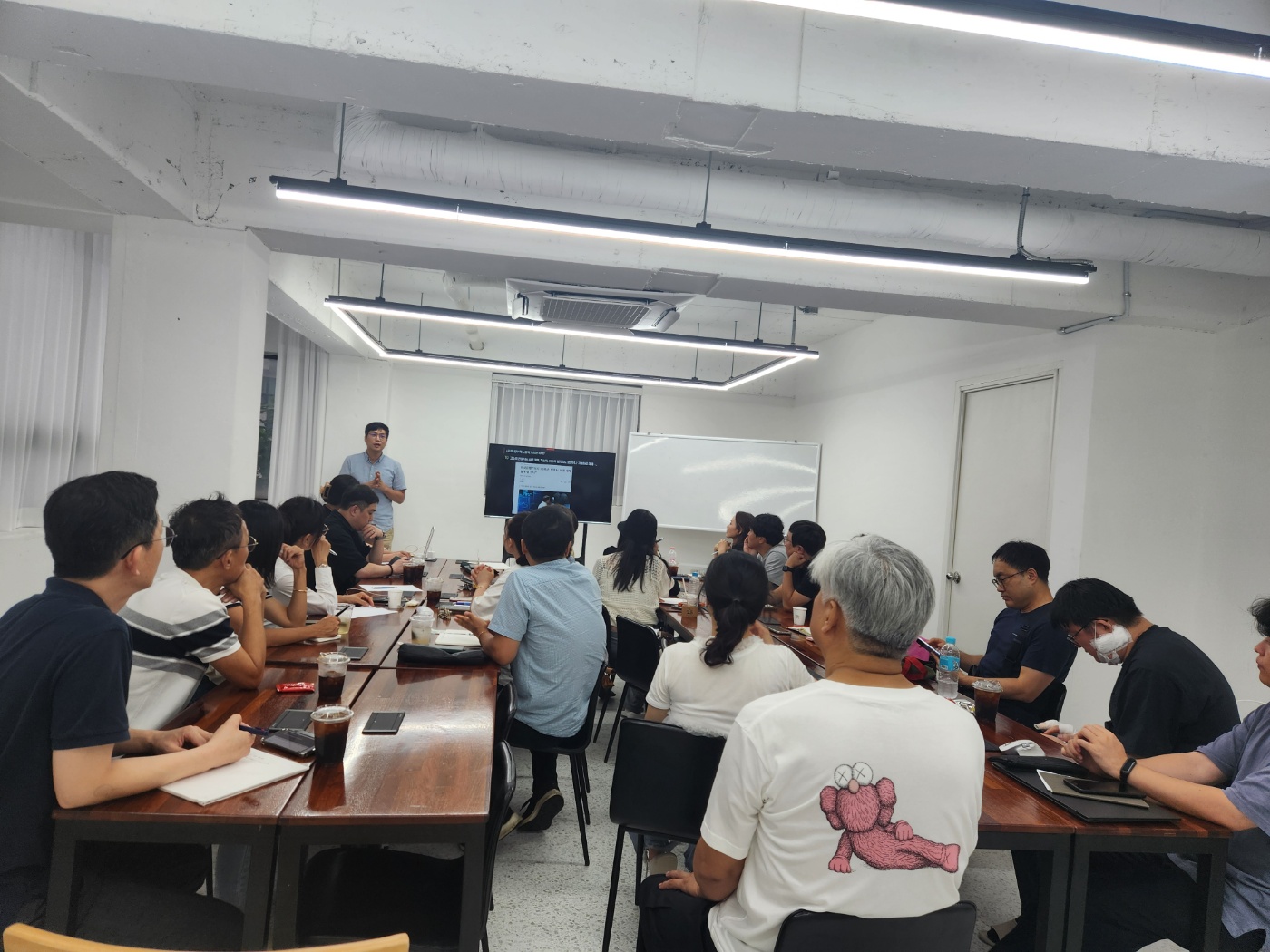 용산 공존아지트 회의실 이미지