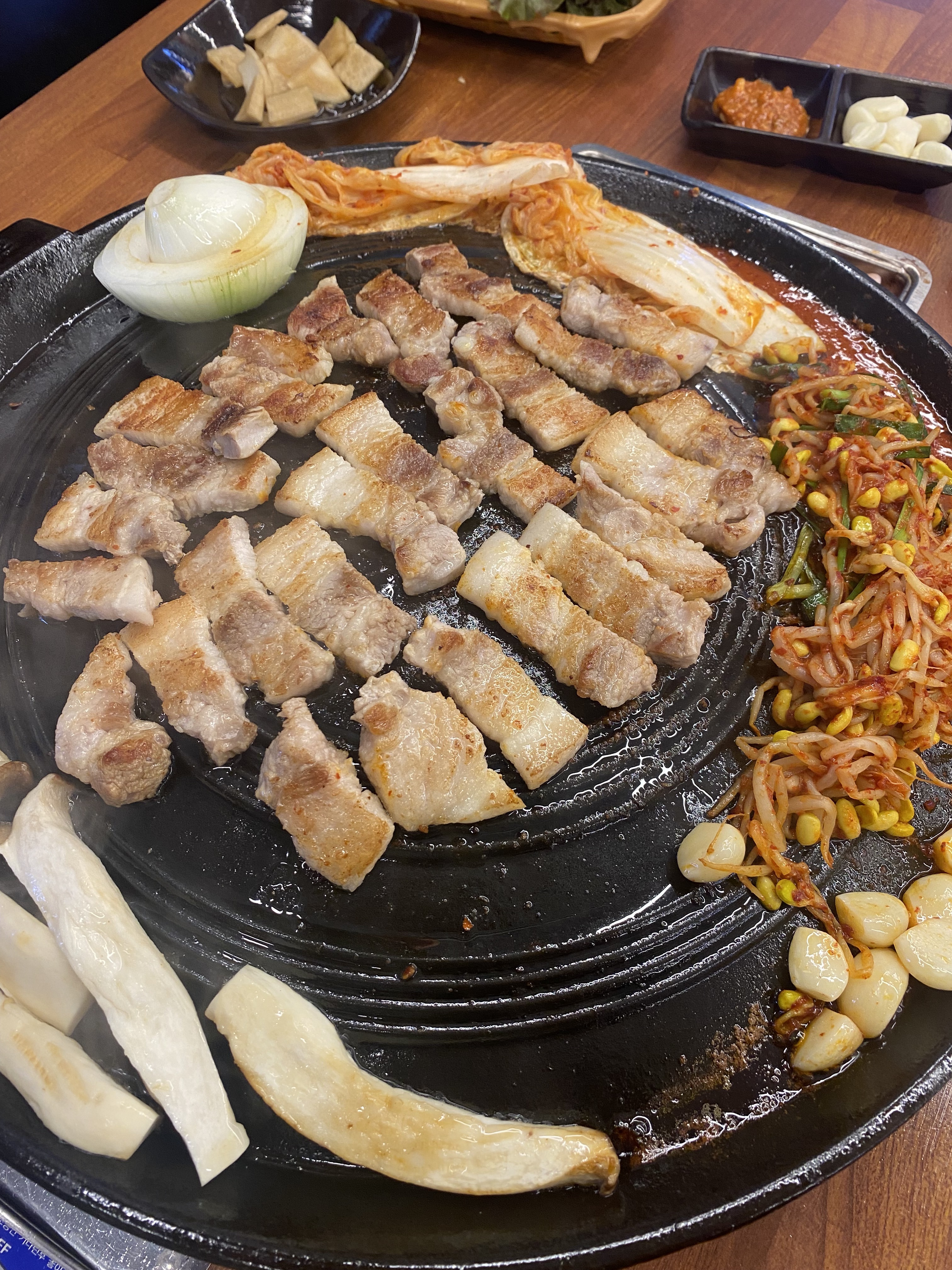 초롱꽃솥뚜껑삼겹살