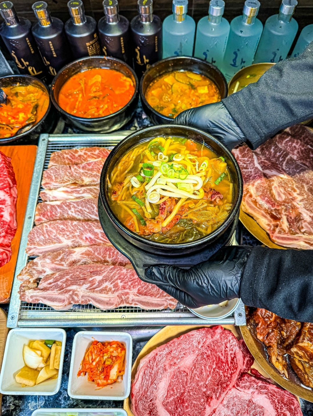 전장군숯불갈비 부천중동점 대표 이미지: 숯불갈비와 다양한 한상차림