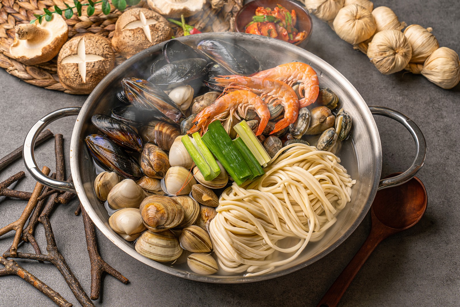 김태용의섬집칼국수아구불고기 화성향남점