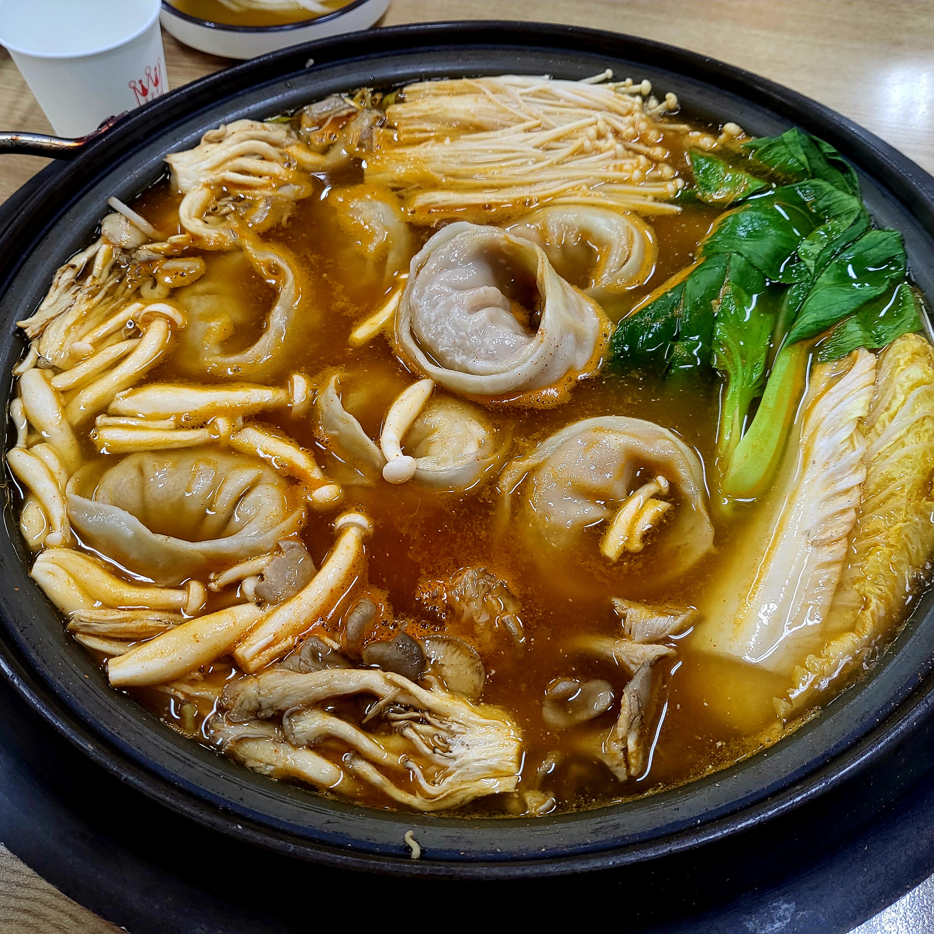 옹고집버섯샤브 손칼국수