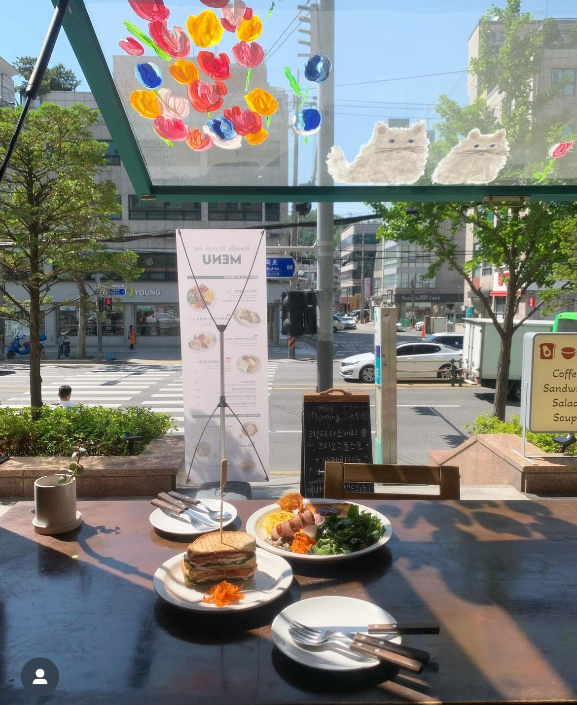마우디 브런치 내부 또는 관련 모습