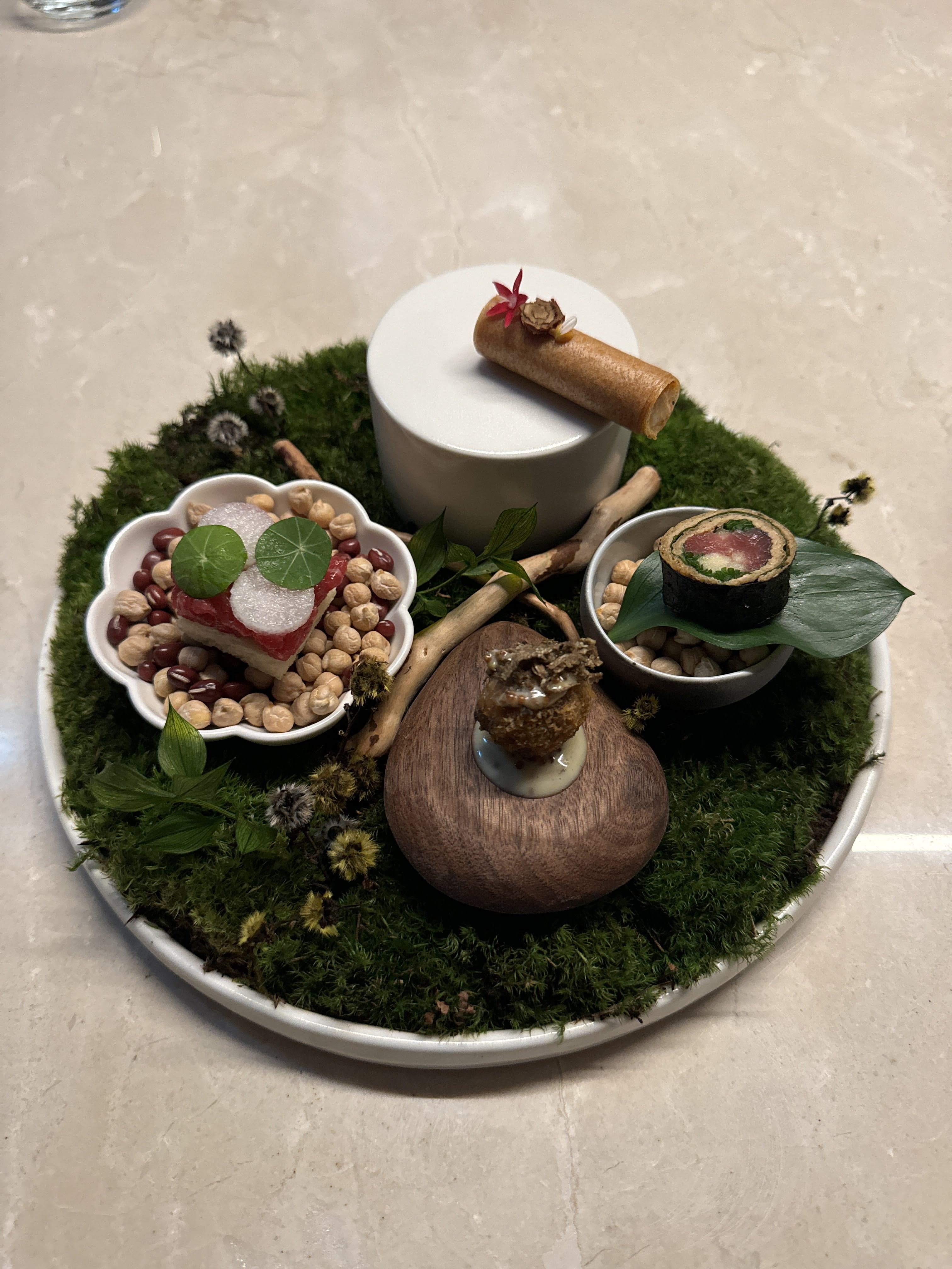 우아라 광화문점 대표 이미지 - 고급스러운 한우 코스와 들기름 한우국수