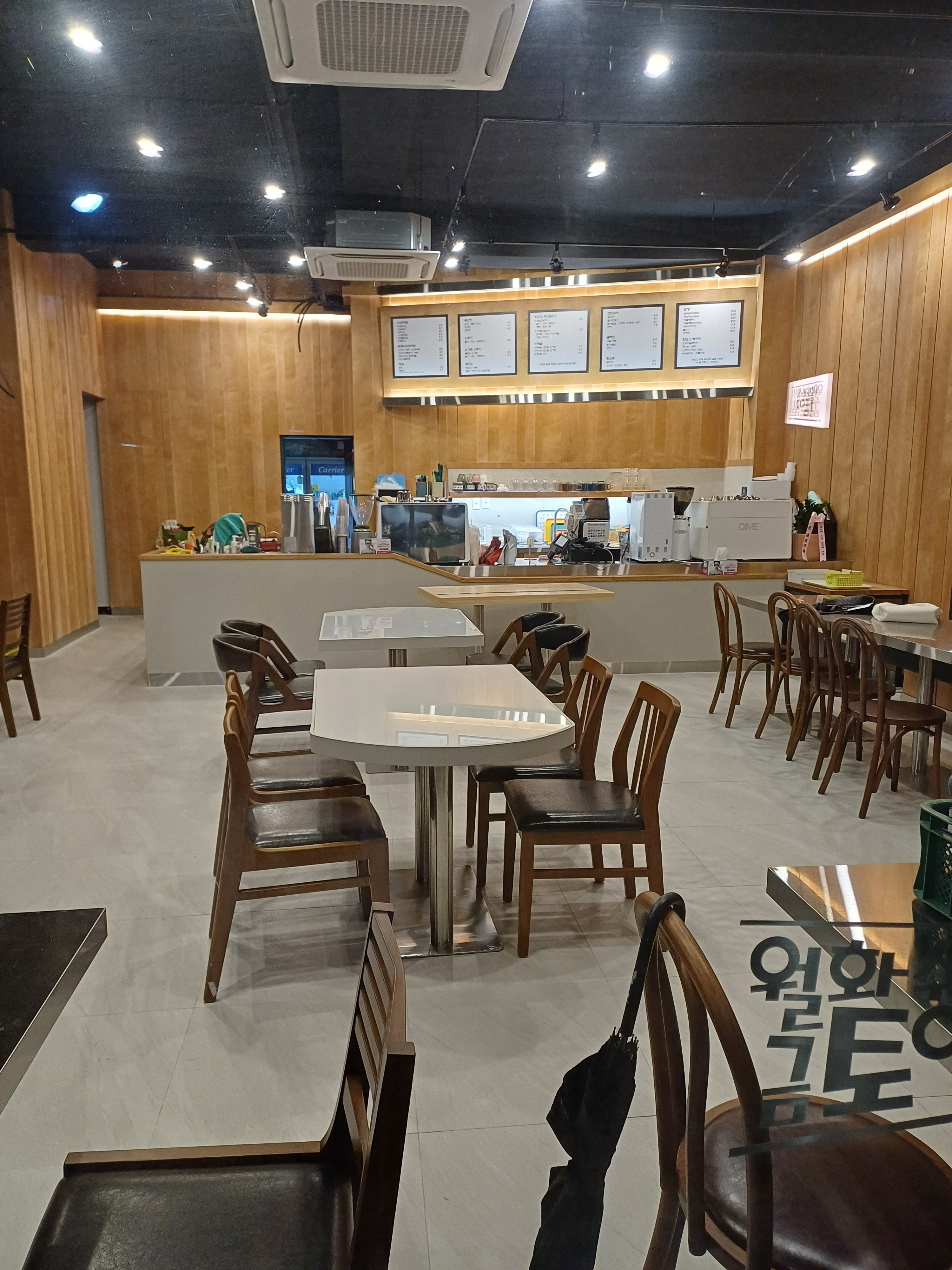 월화수목금토일카페