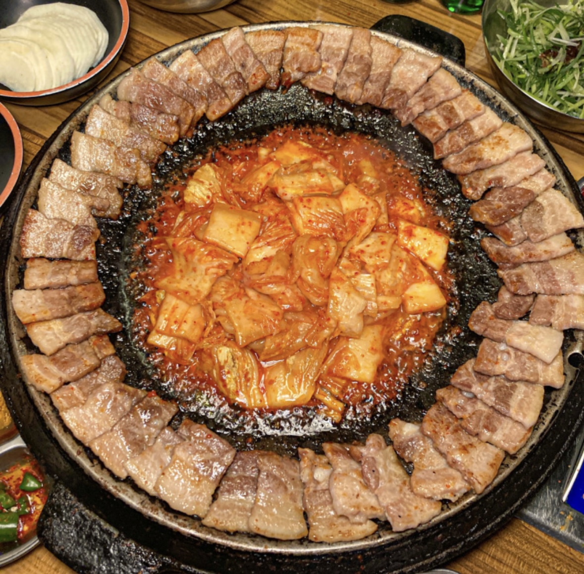 무쇠김치삼겹 홍대점