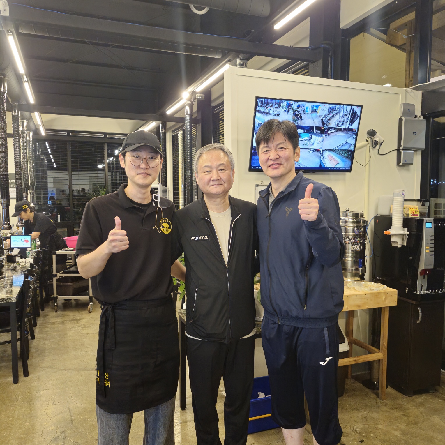 팔봉산꺼먹돼지