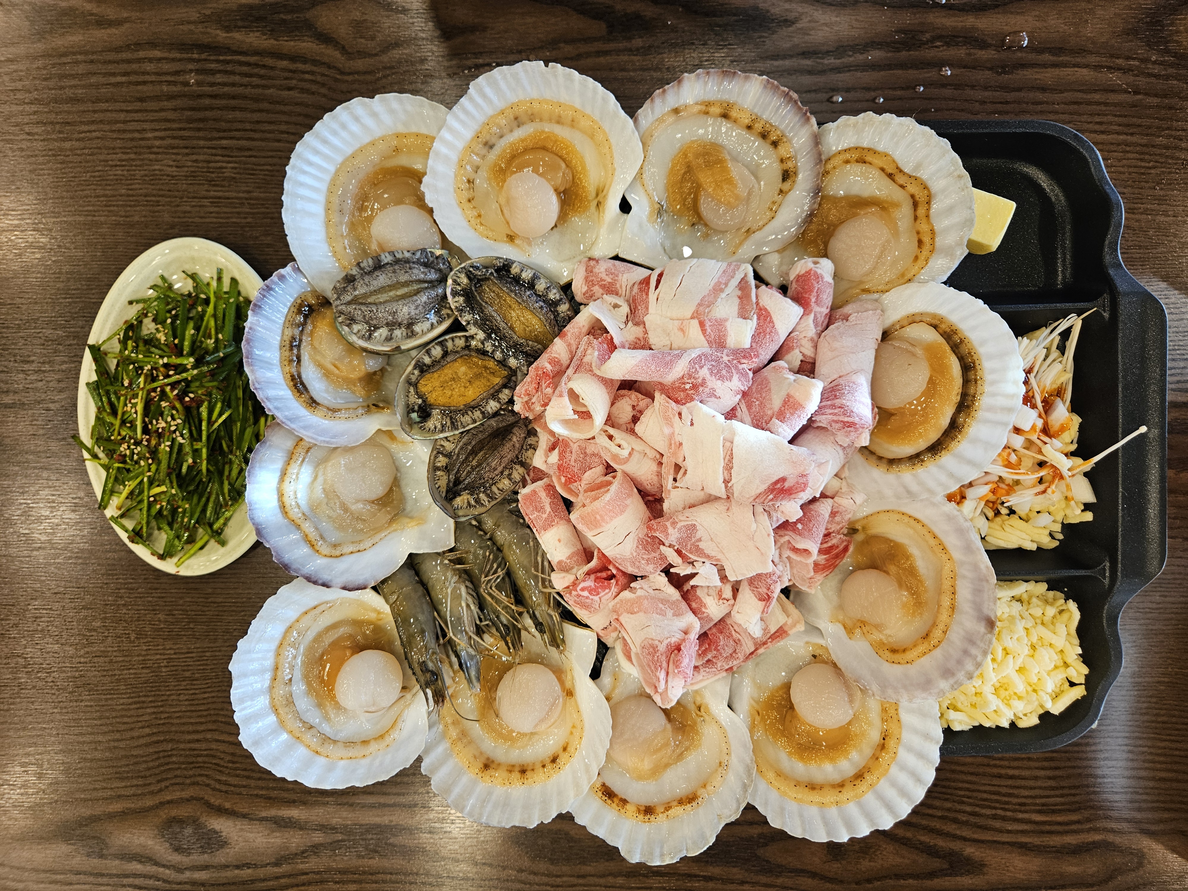 욱이네 불타는 조개구이&전골