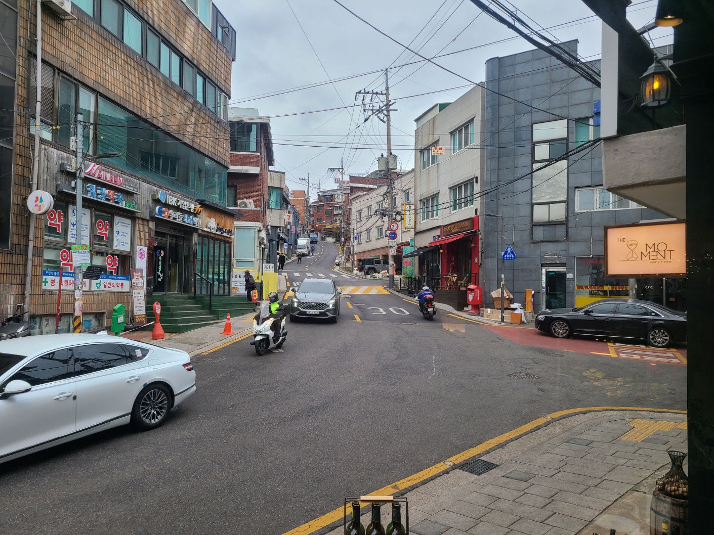 더모먼트 내부 또는 관련 모습