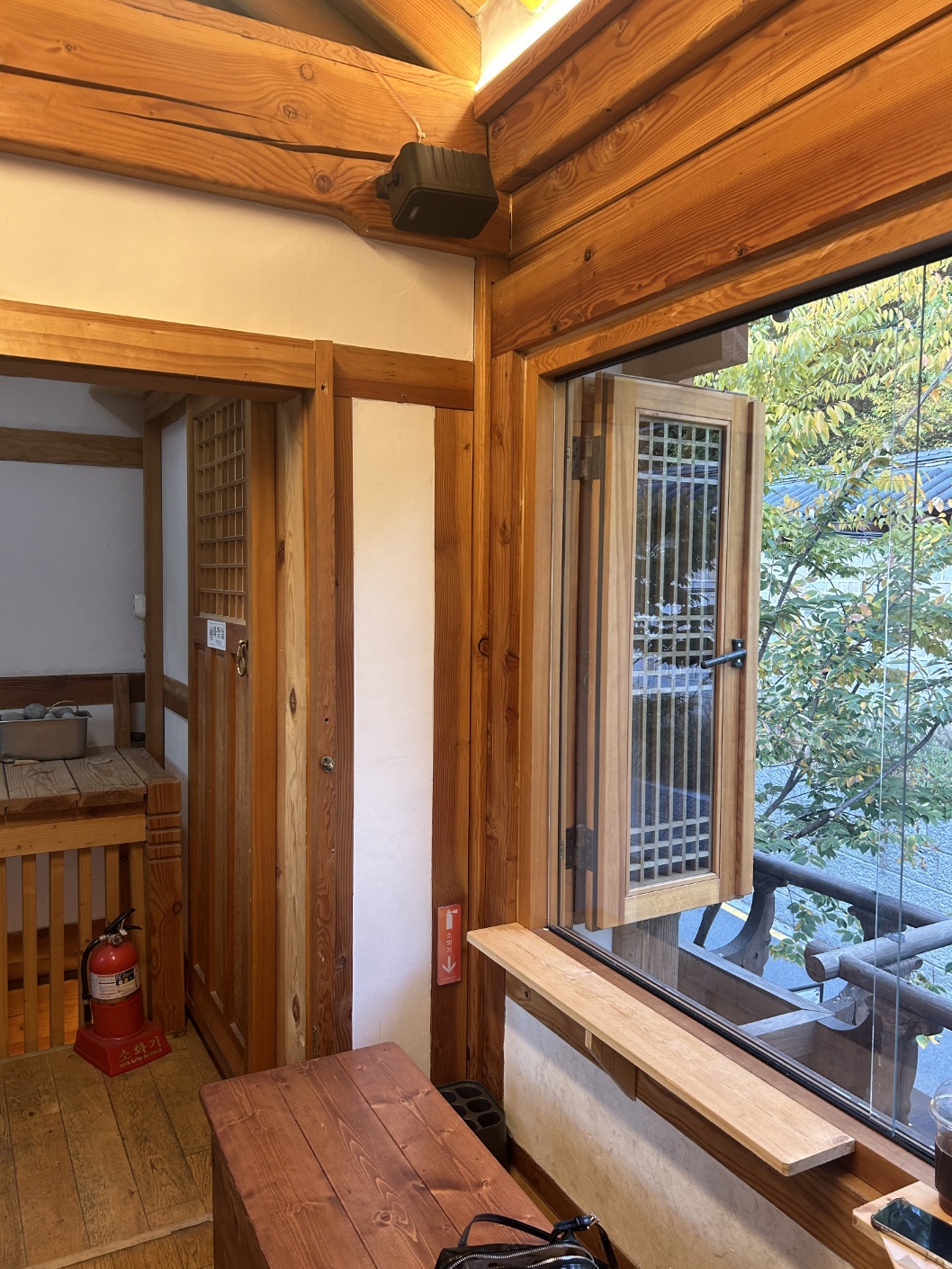 서순라길 한옥카페 대표 이미지 - 한옥과 조명