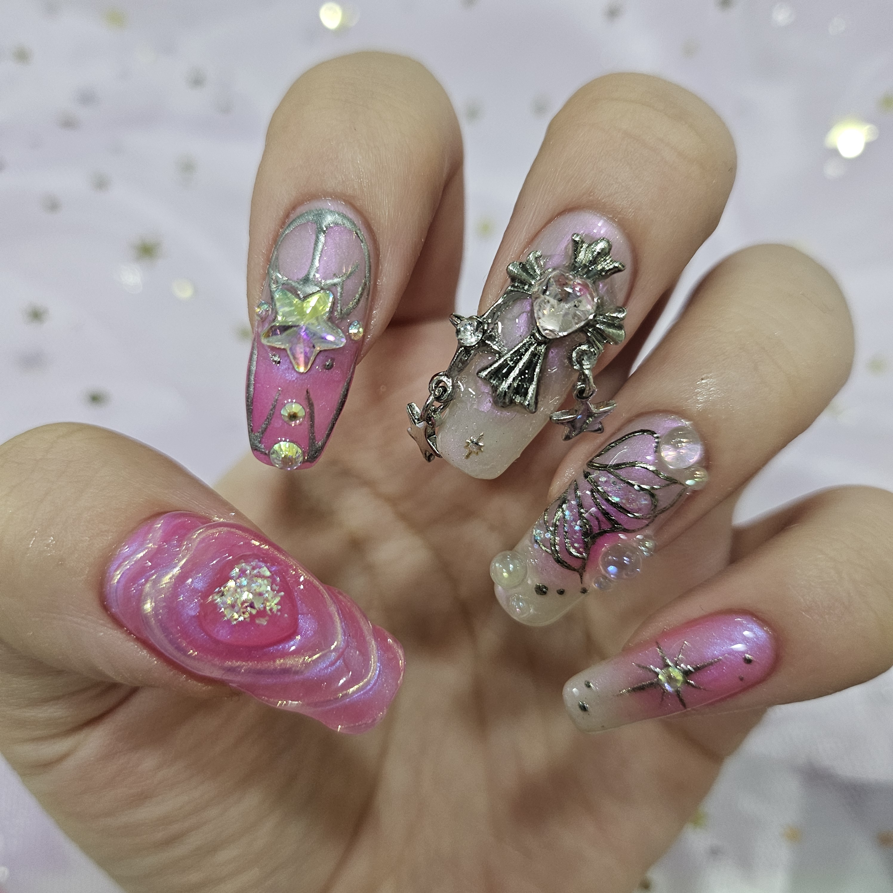 네손에 우주 대표 이미지