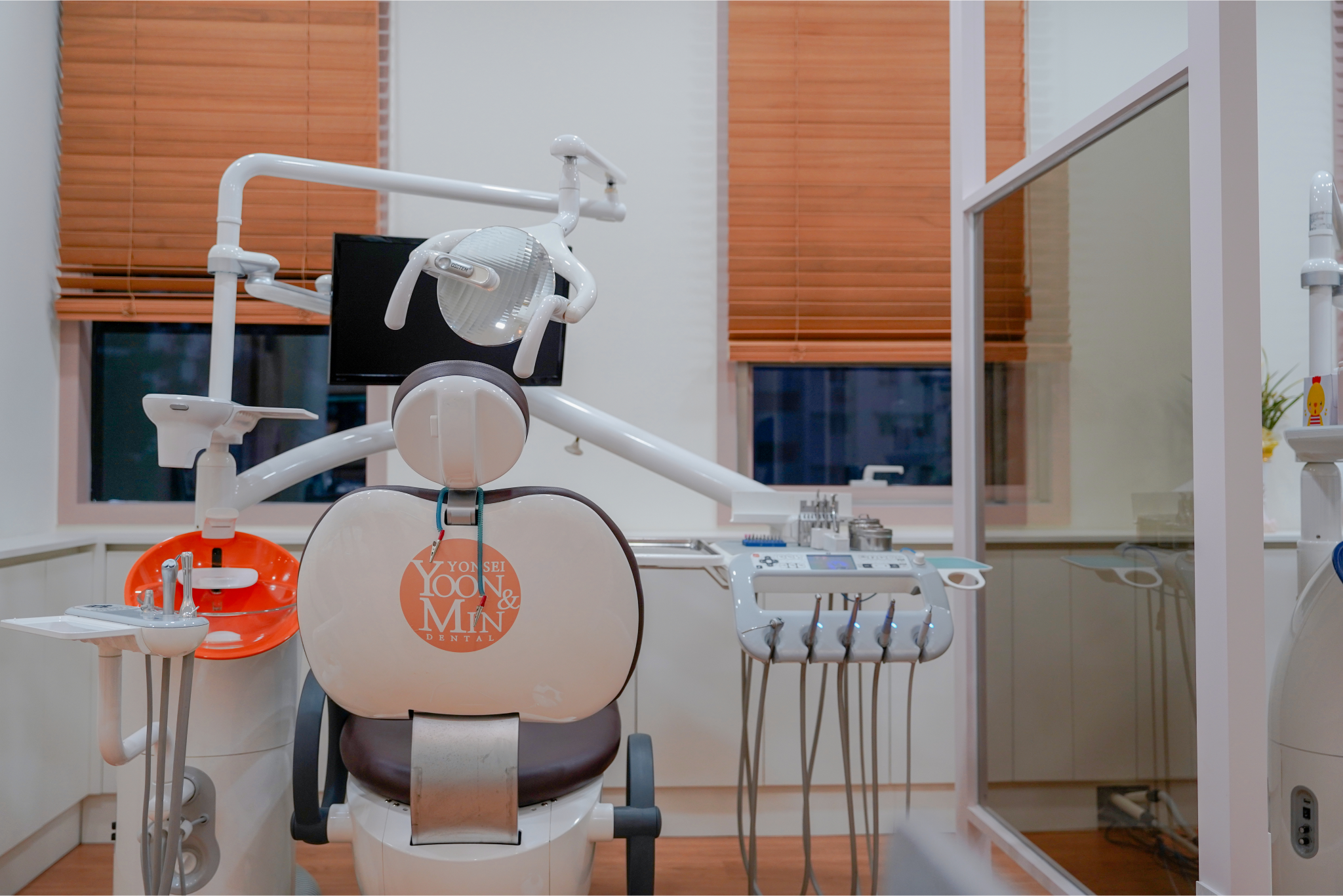 연세윤앤민치과의원 대표 이미지