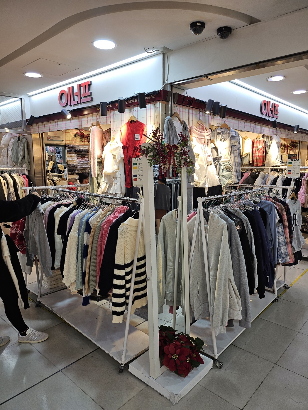 이너프 강남역지하상가점 내부 또는 관련 모습