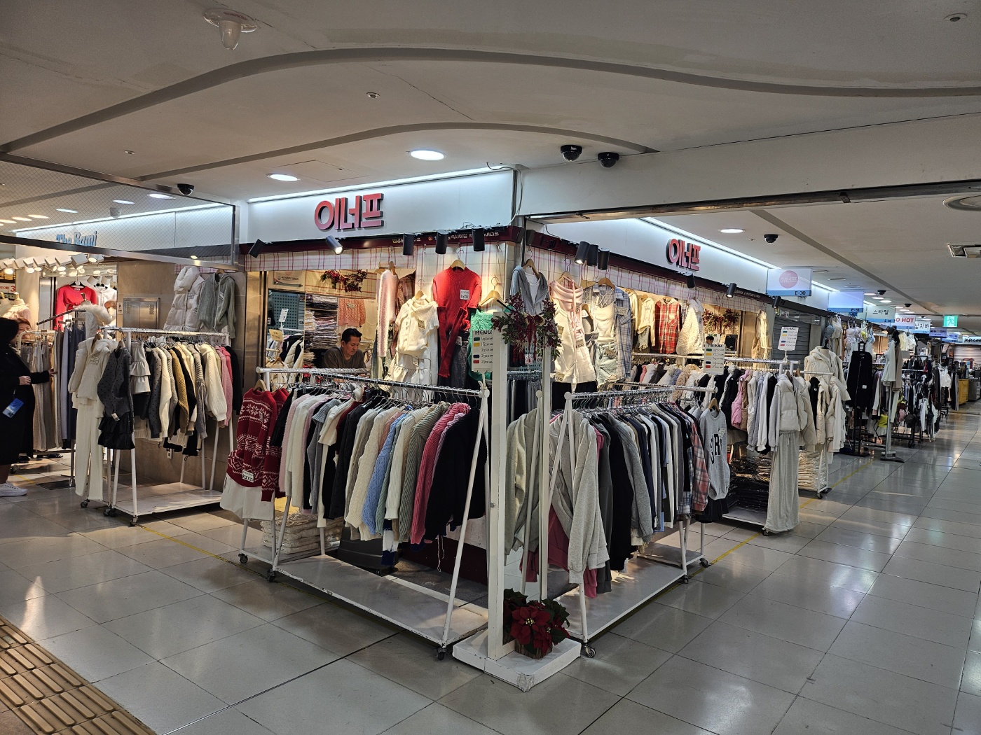 이너프 강남역지하상가점 내부 또는 관련 모습
