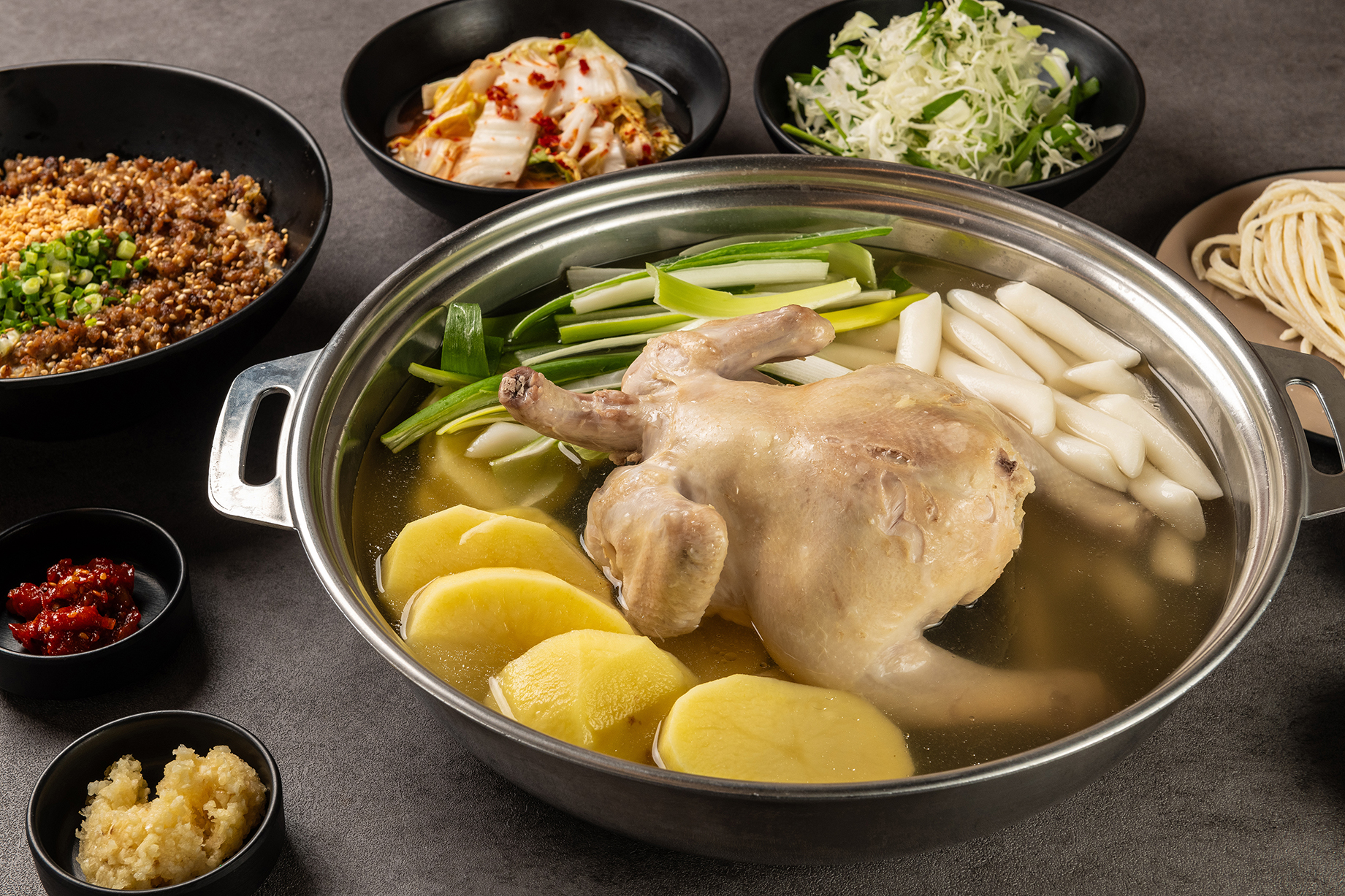 4인)닭목살누룽지죽+닭두마리+칼국수
