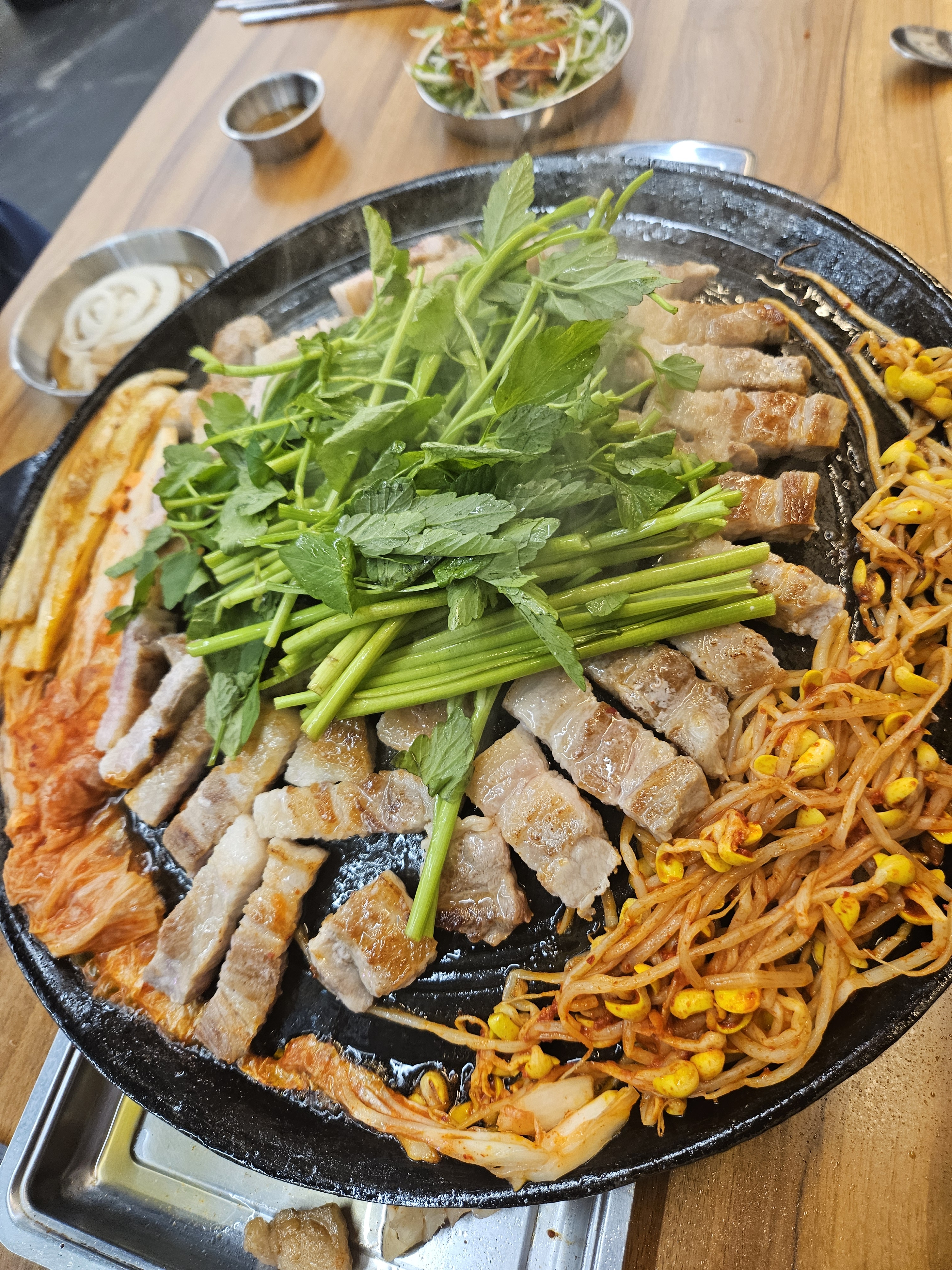 진짜무쇠솥뚜껑삼겹살 상돈