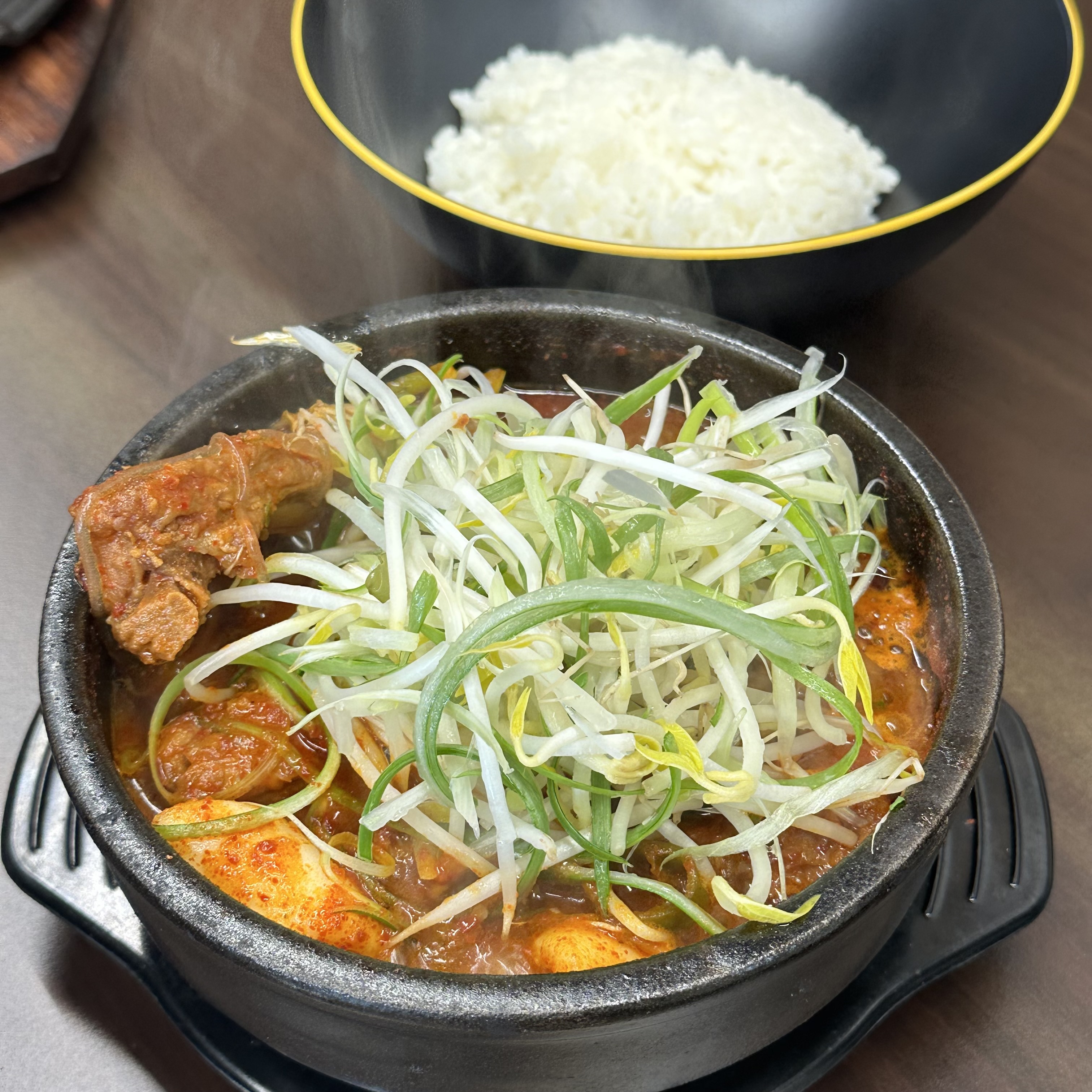 등뚝 운서역등갈비뚝배기 내부 또는 관련 모습