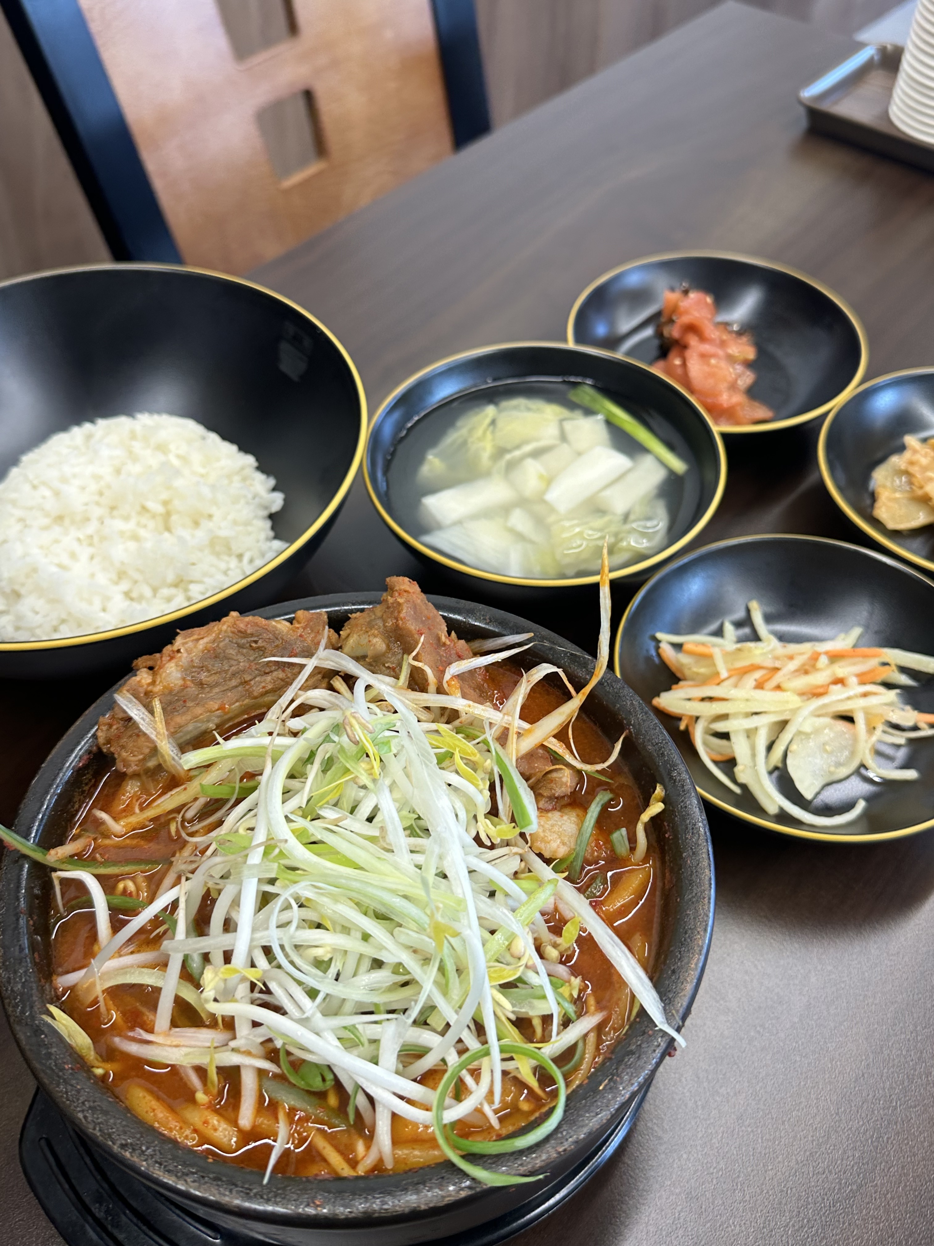 등뚝 운서역등갈비뚝배기 내부 또는 관련 모습
