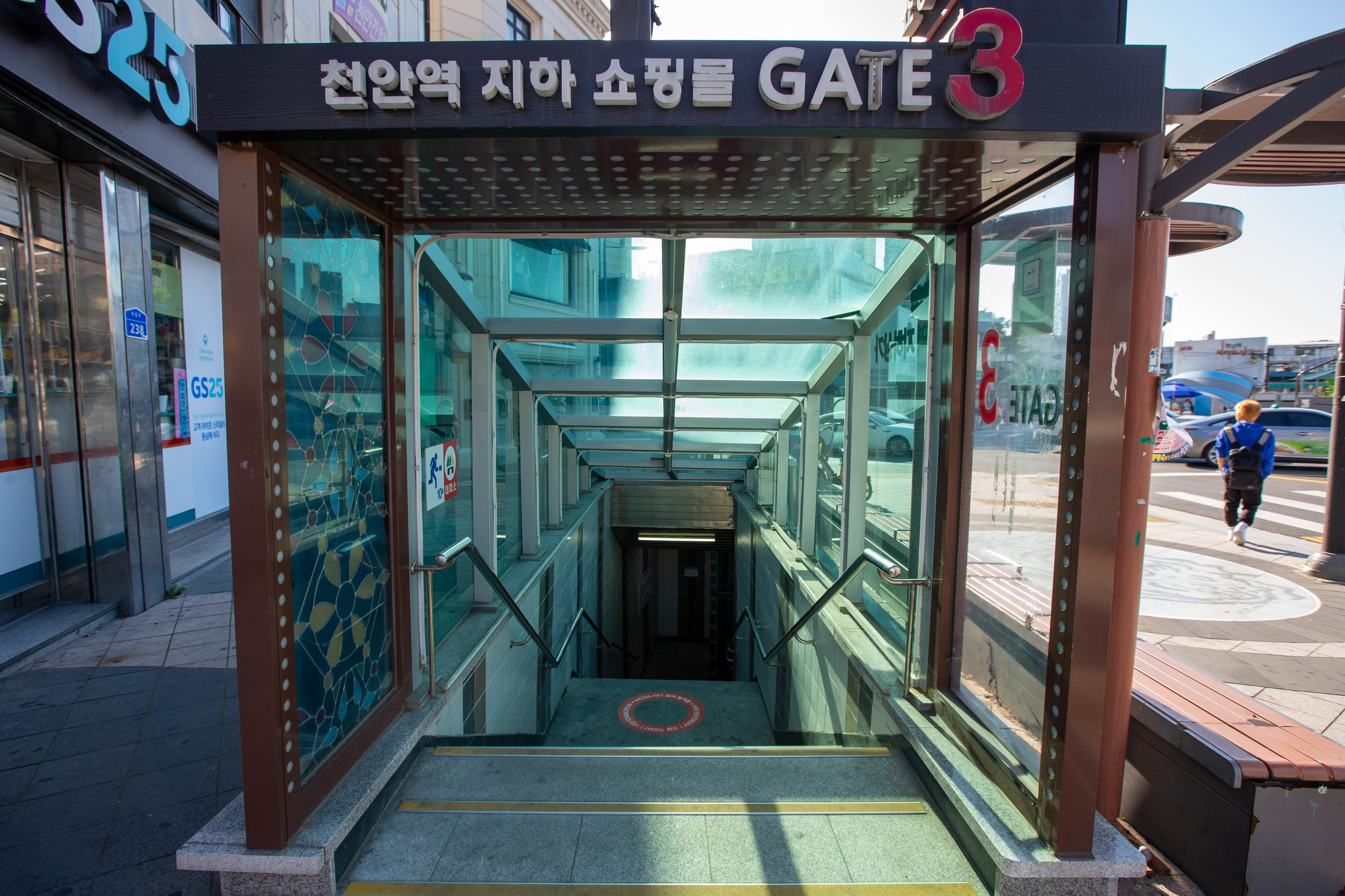 천안역지하도상가 내부 또는 관련 모습