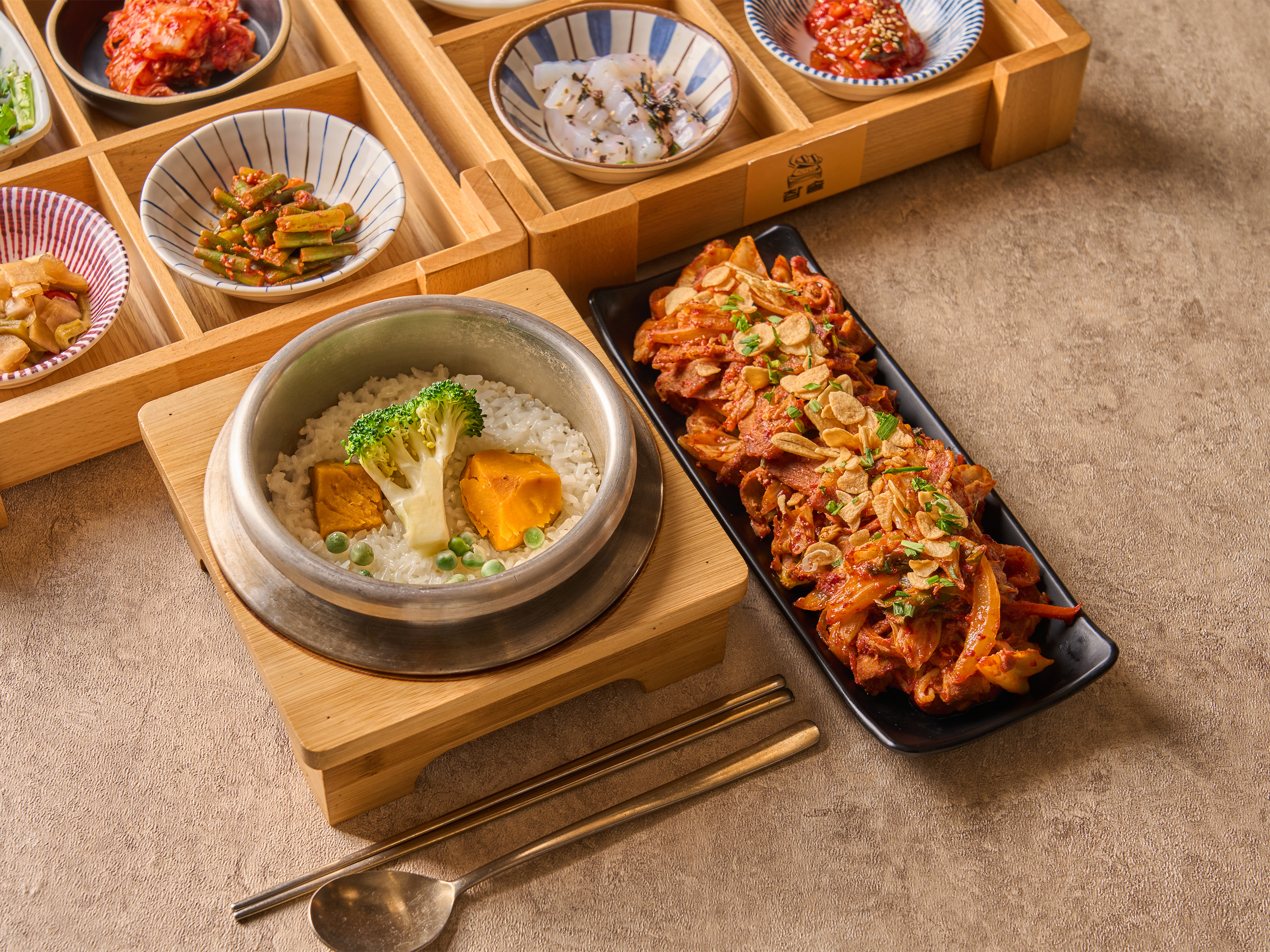 매콤 제육볶음+계절 솥밥