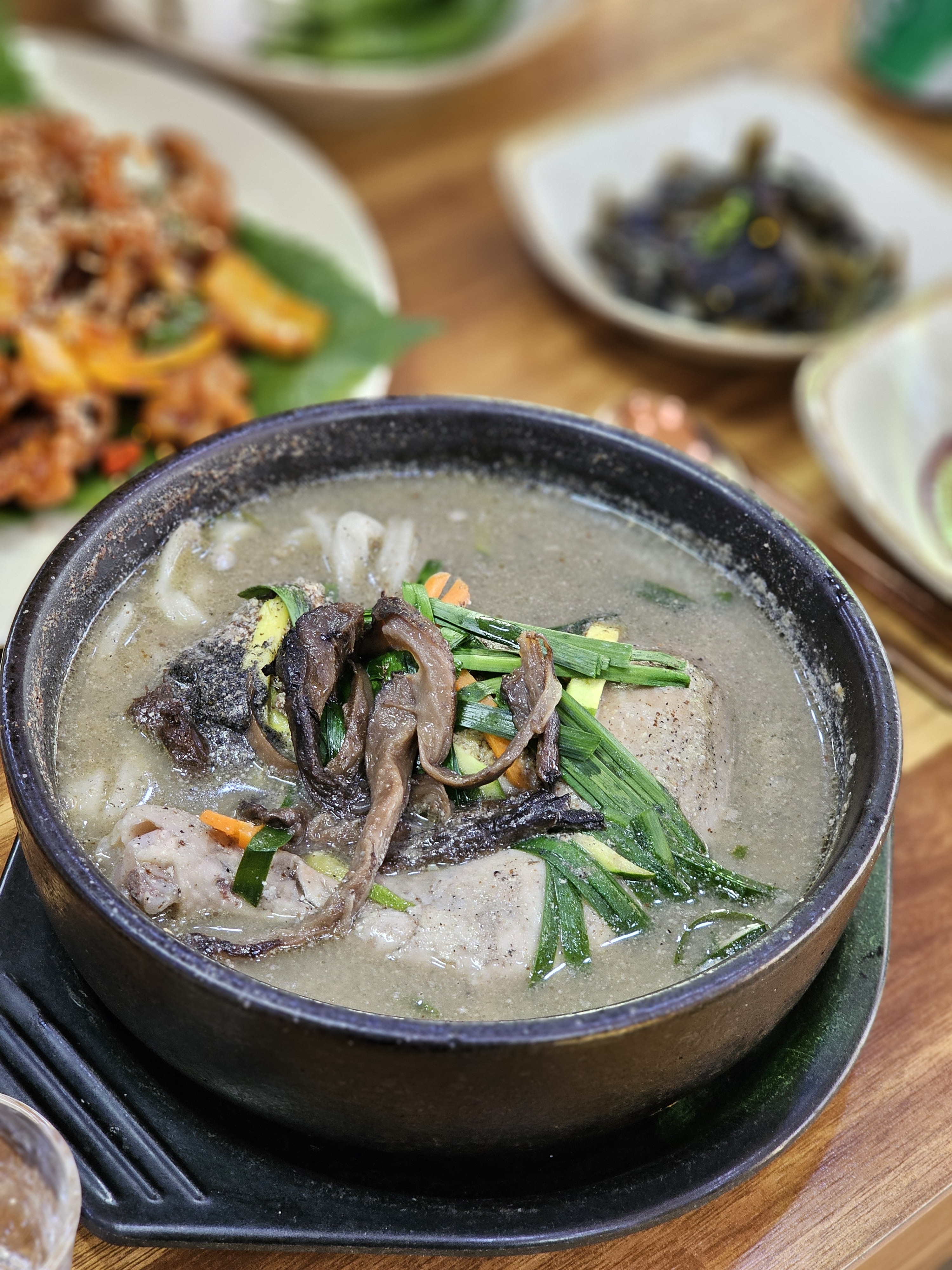 산야초능이칼국수