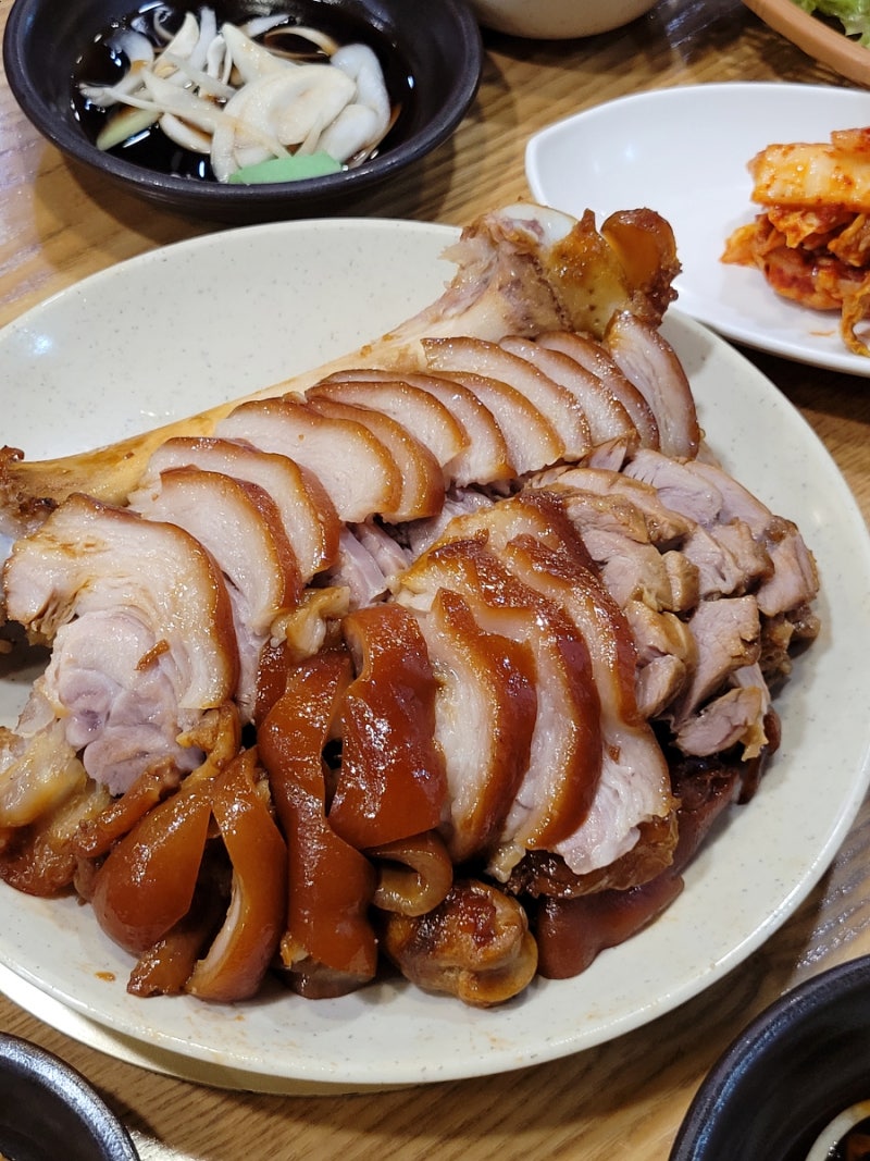 더맛있는온족발보쌈 범어본점