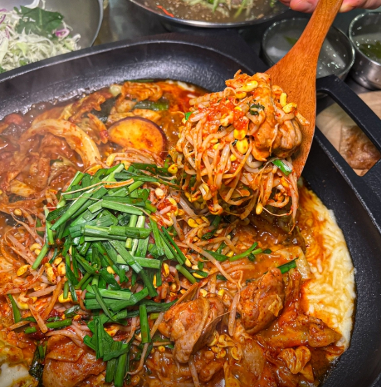 나라구한닭 정통닭갈비 왕십리점 내부 또는 관련 모습