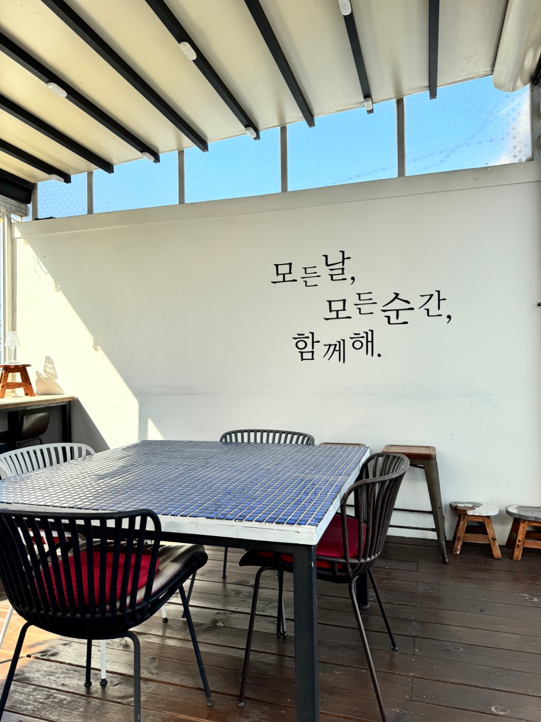 슈메르카페 대표 이미지: 루프탑에서 바라본 바다 전경