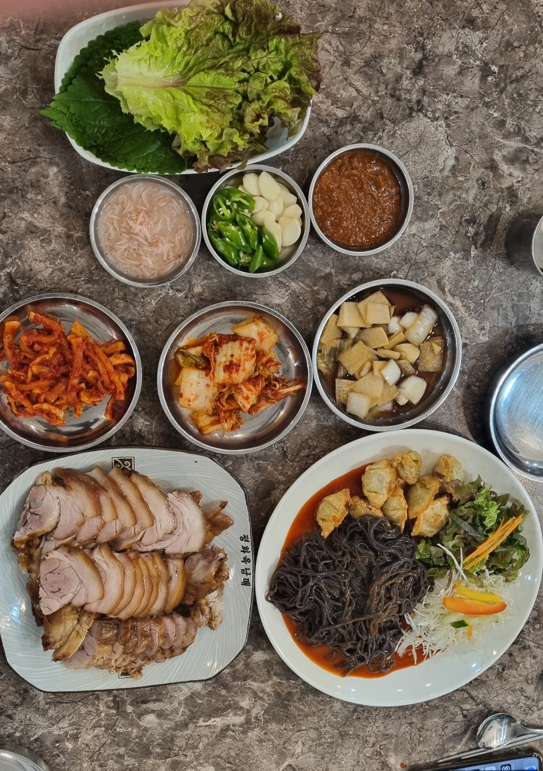 평화육남매왕족발 와룡점