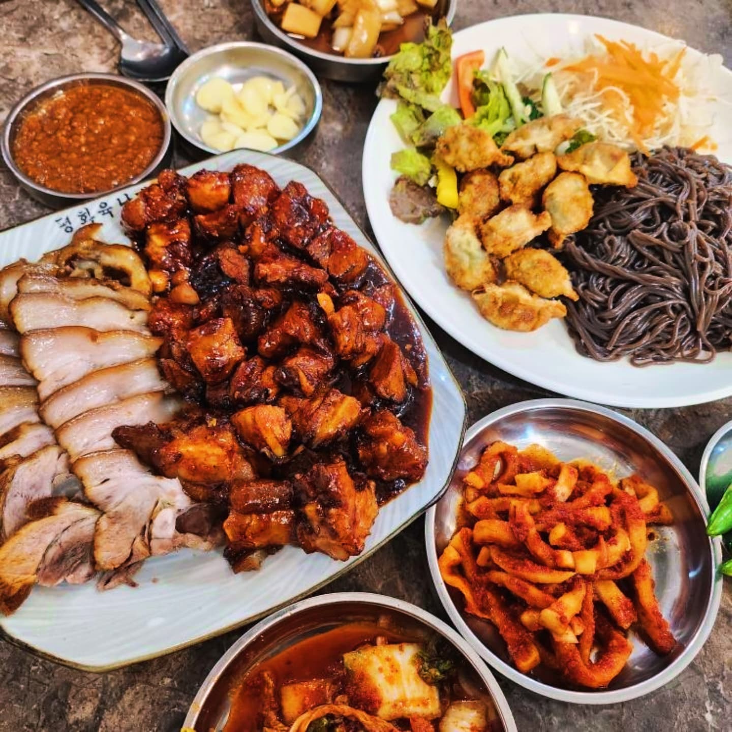 평화육남매왕족발 와룡점