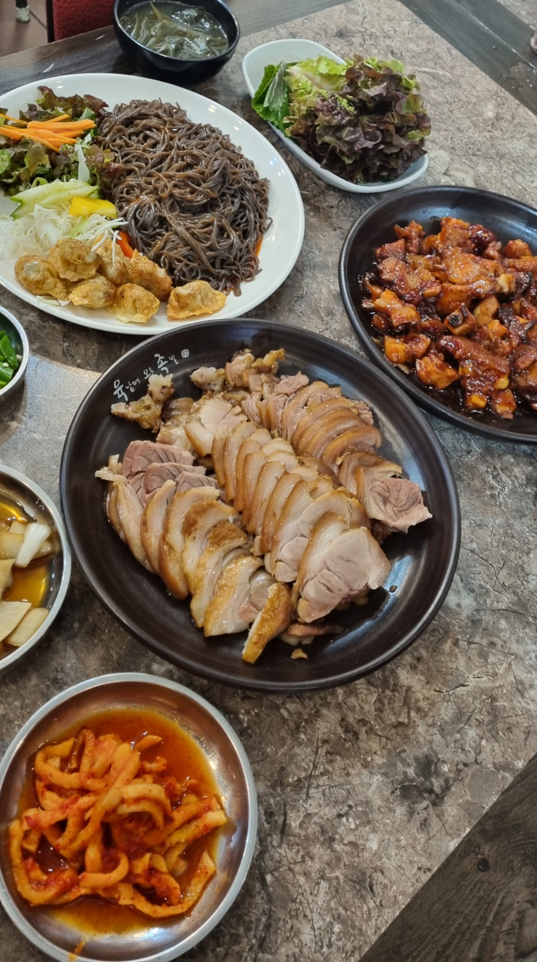 평화육남매왕족발 와룡점