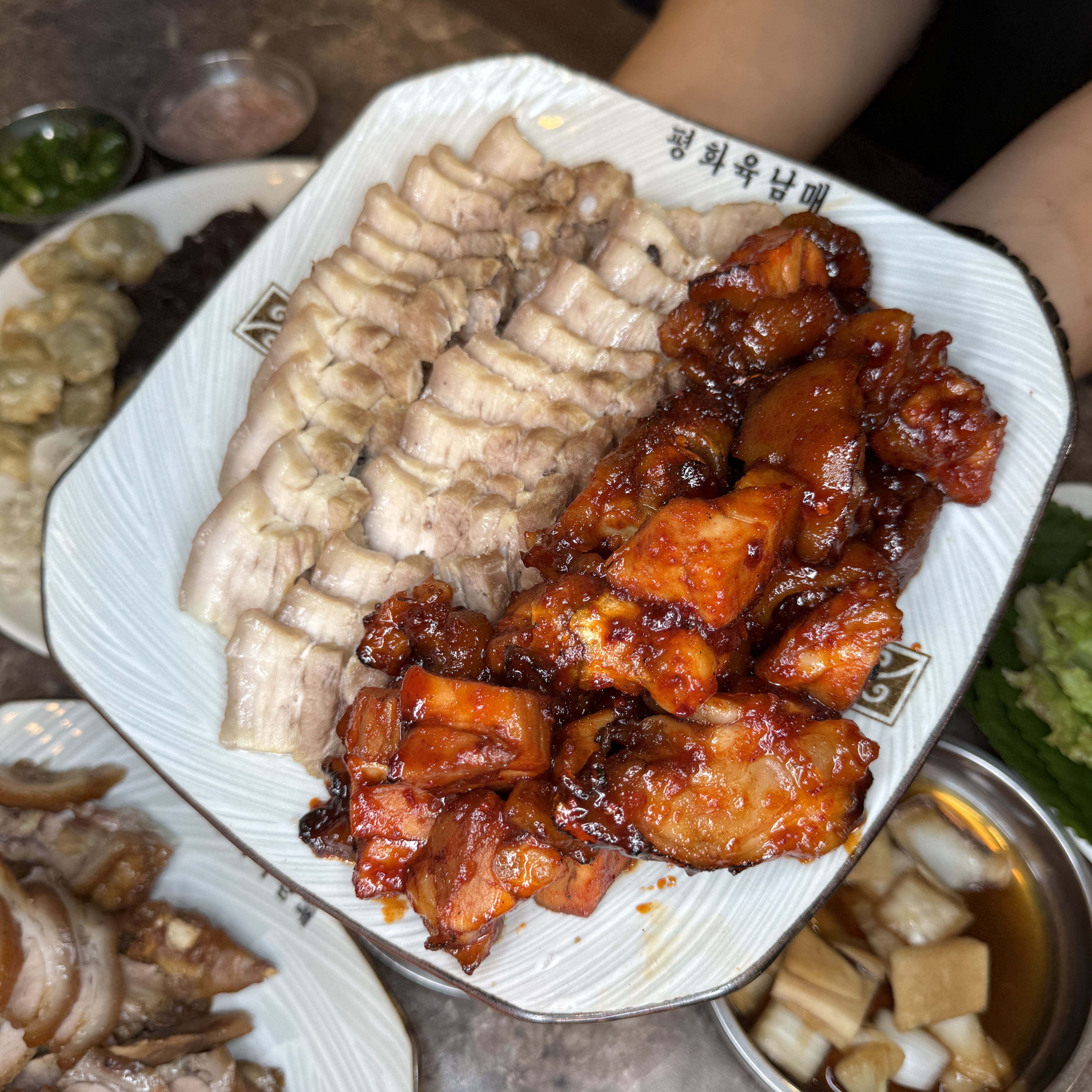 평화육남매왕족발 와룡점