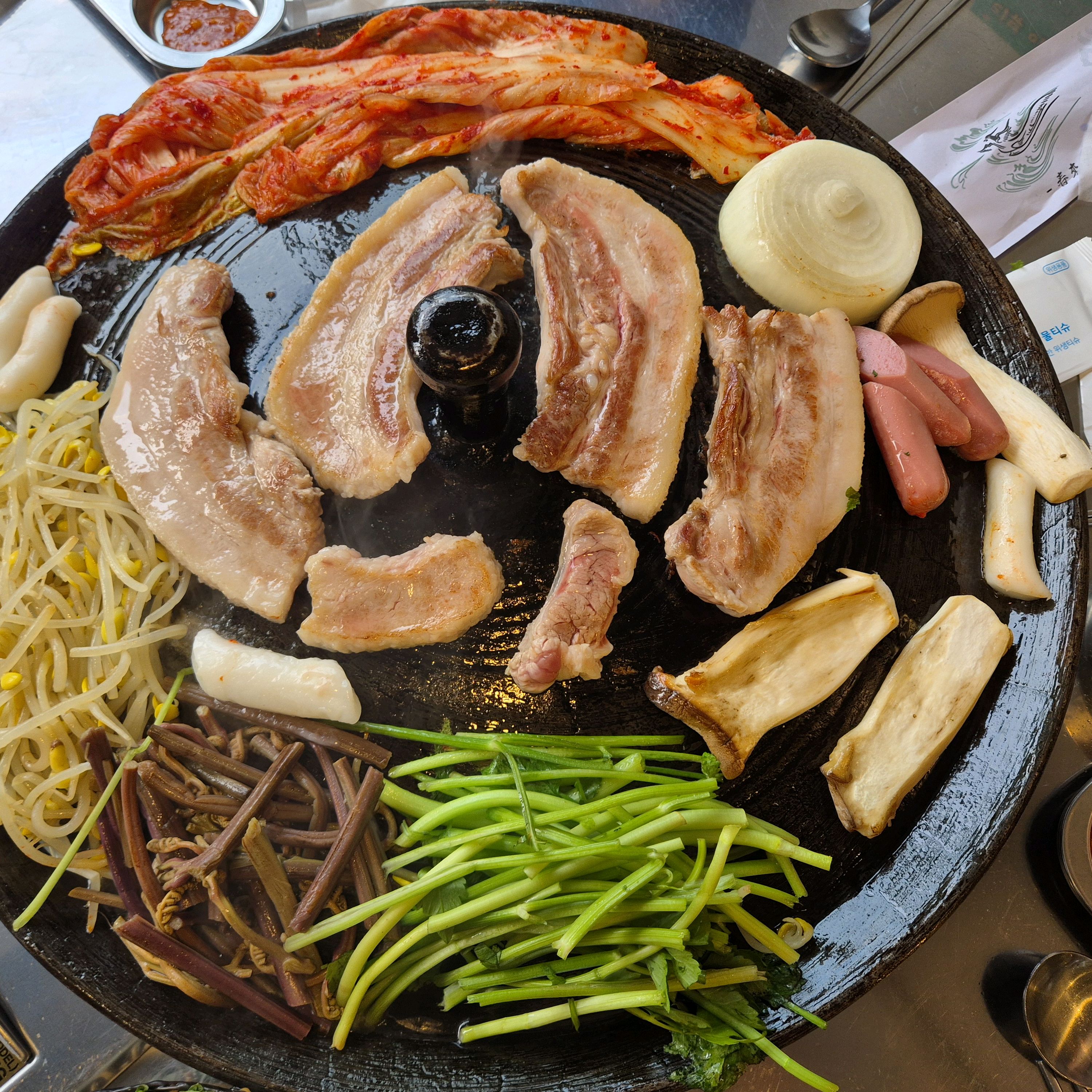 돌쇠 솥뚜껑 삼겹 내부 또는 관련 모습