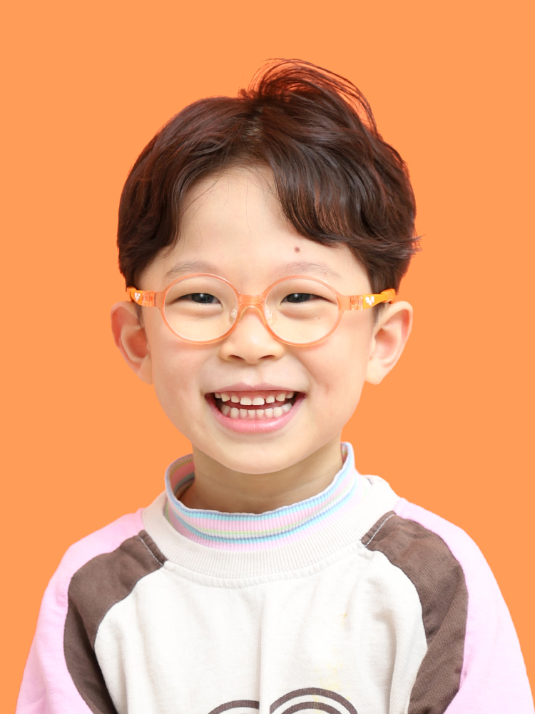 핀다스튜디오 증명여권 키즈 프로필은 작가촬영 셀프사진관